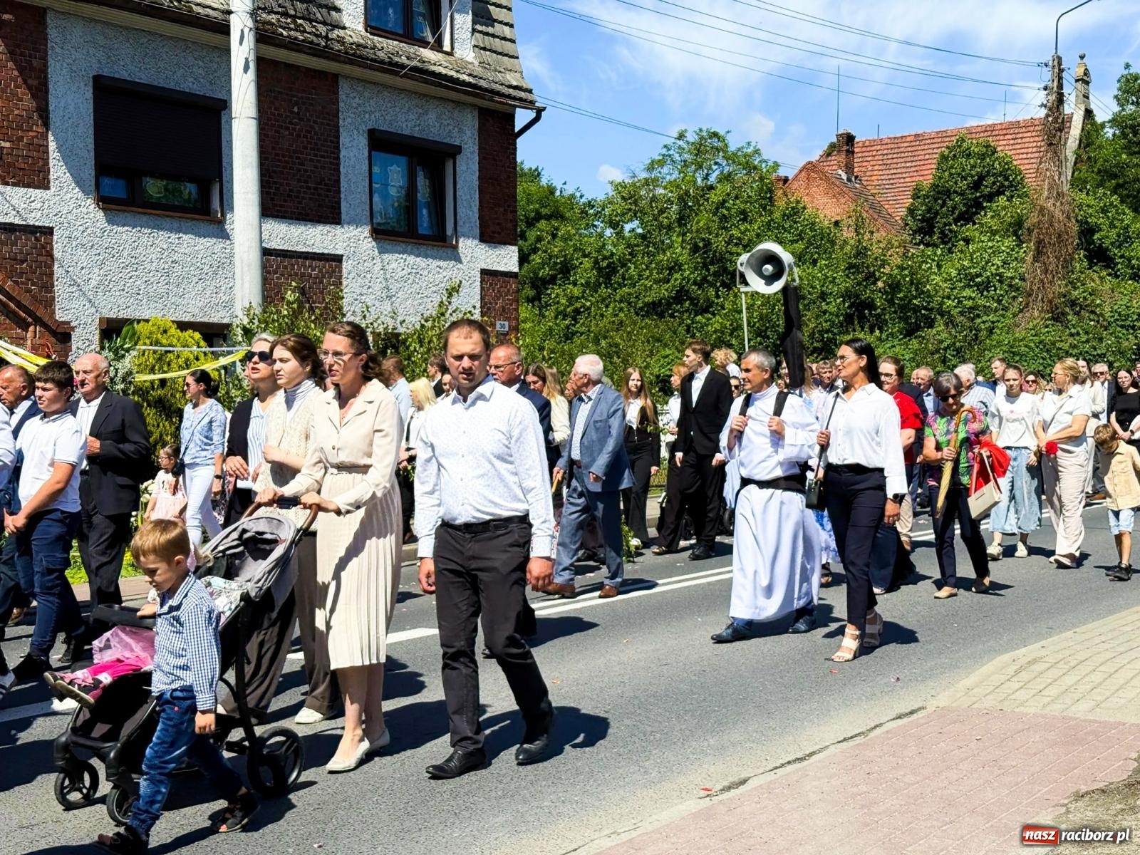Zdjęcie w galerii na portalu naszraciborz.pl: Tłumy na procesji Bożego Ciała w Brzeziu. Na drodze Najświętszego Sakramentu prawdziwe dzieła sztuki wiadomości z regionu
