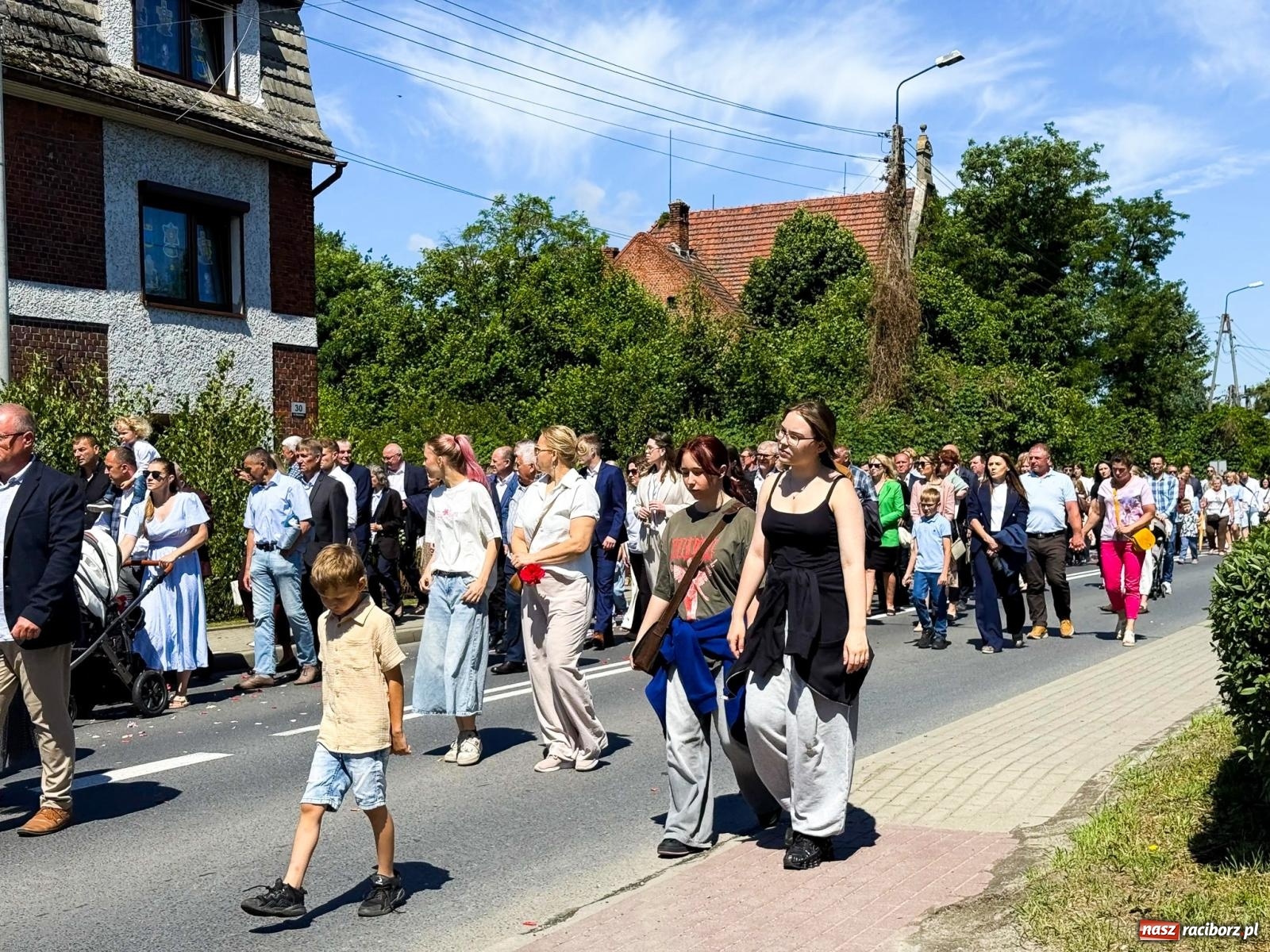 Zdjęcie w galerii na portalu naszraciborz.pl: Tłumy na procesji Bożego Ciała w Brzeziu. Na drodze Najświętszego Sakramentu prawdziwe dzieła sztuki wiadomości z regionu