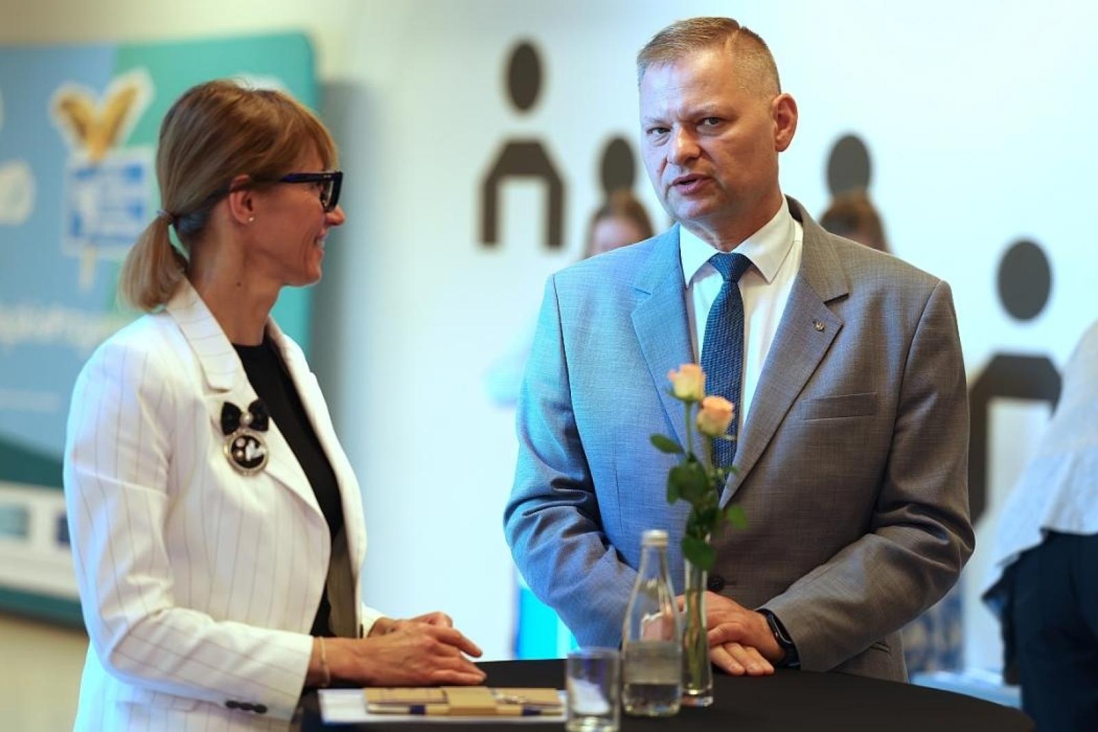 Zdjęcie w galerii na portalu naszraciborz.pl: Śląskie oddycha przyszłością - od smogu do smart wiadomości z regionu
