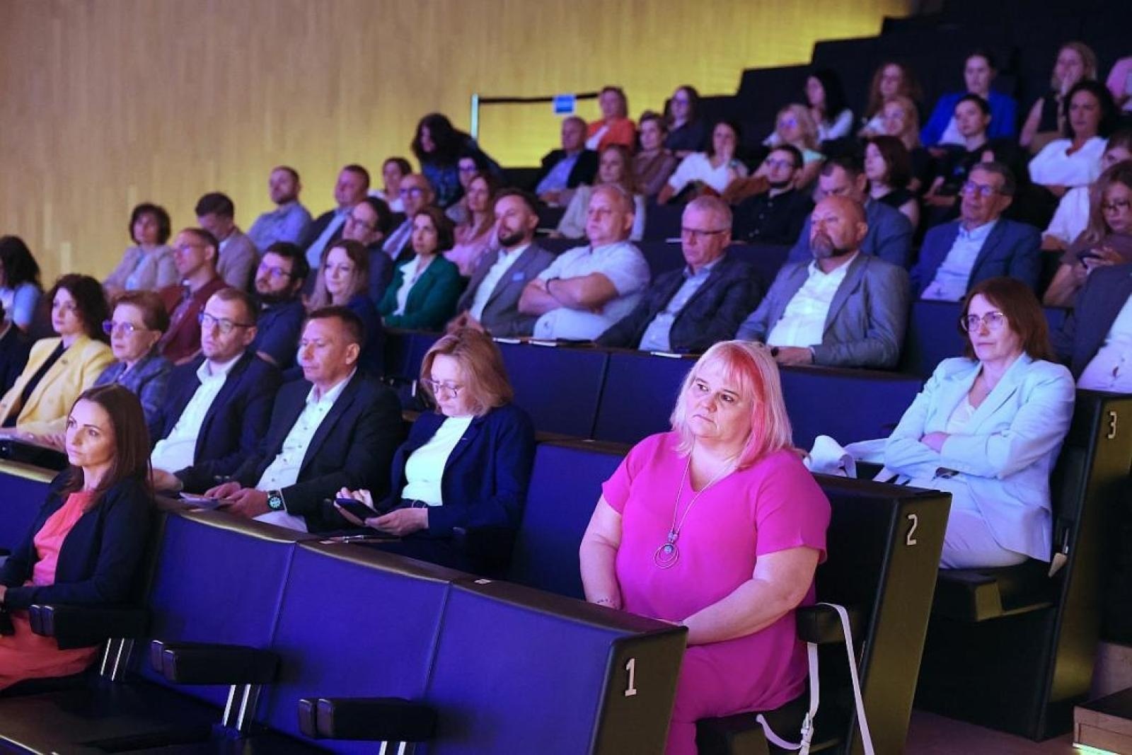 Zdjęcie w galerii na portalu naszraciborz.pl: Śląskie oddycha przyszłością - od smogu do smart wiadomości z regionu