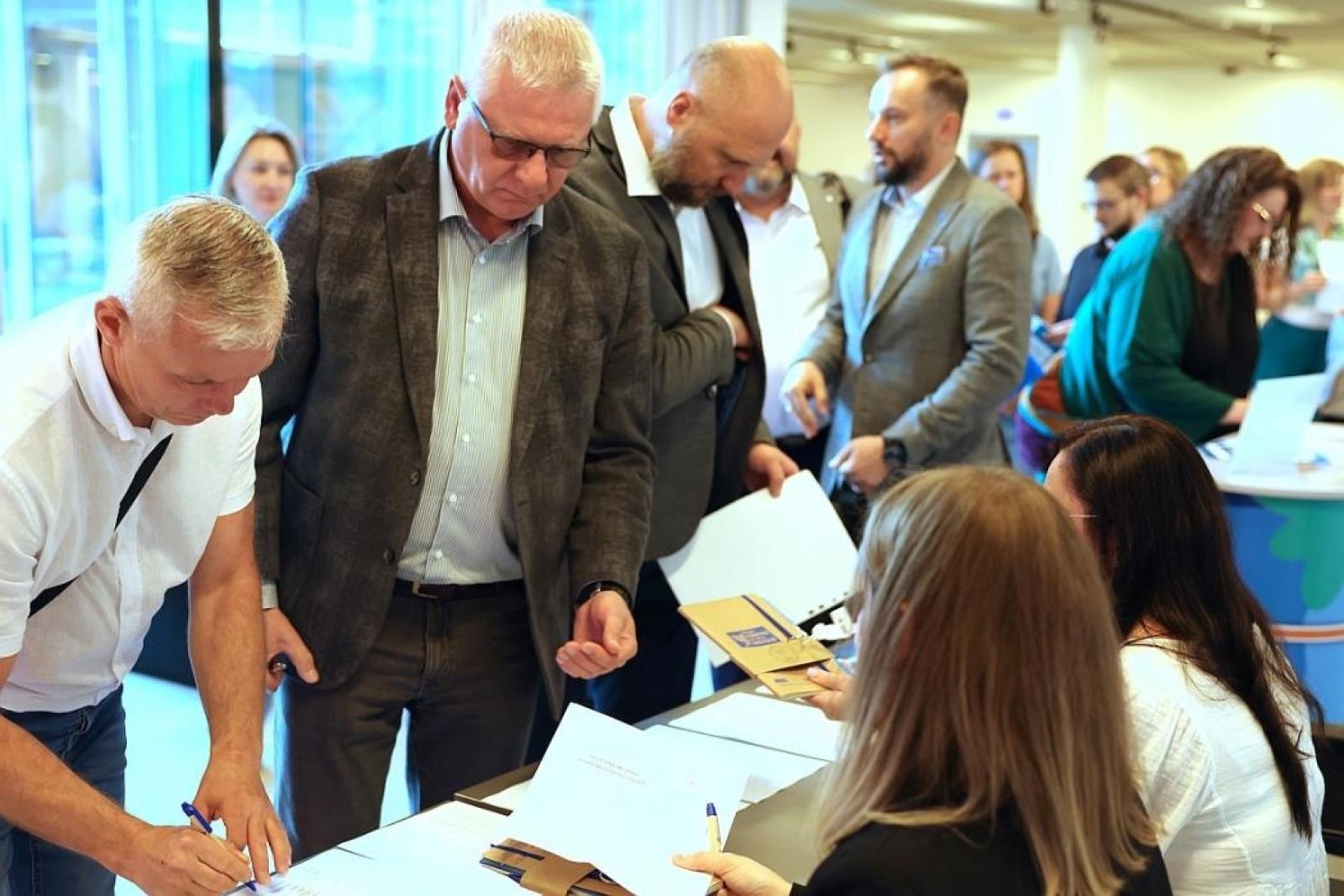 Zdjęcie w galerii na portalu naszraciborz.pl: Śląskie oddycha przyszłością - od smogu do smart wiadomości z regionu