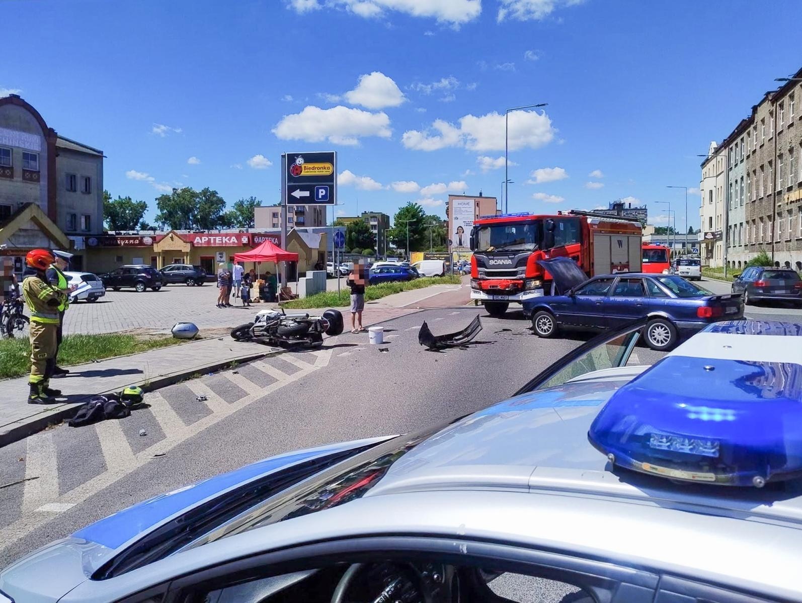 Zdjęcie w galerii na portalu naszraciborz.pl: Groźne zdarzenie na Bosackiej w Raciborzu. Motocyklista ranny po zderzeniu z Audi wiadomości z regionu
