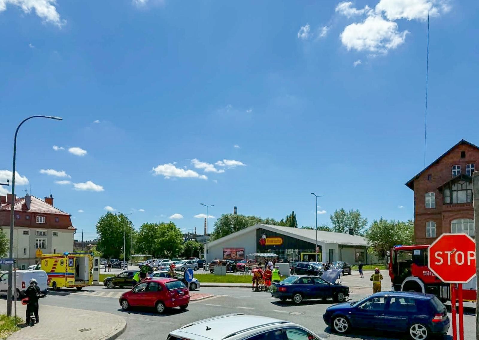 Zdjęcie w galerii na portalu naszraciborz.pl: Groźne zdarzenie na Bosackiej w Raciborzu. Motocyklista ranny po zderzeniu z Audi wiadomości z regionu