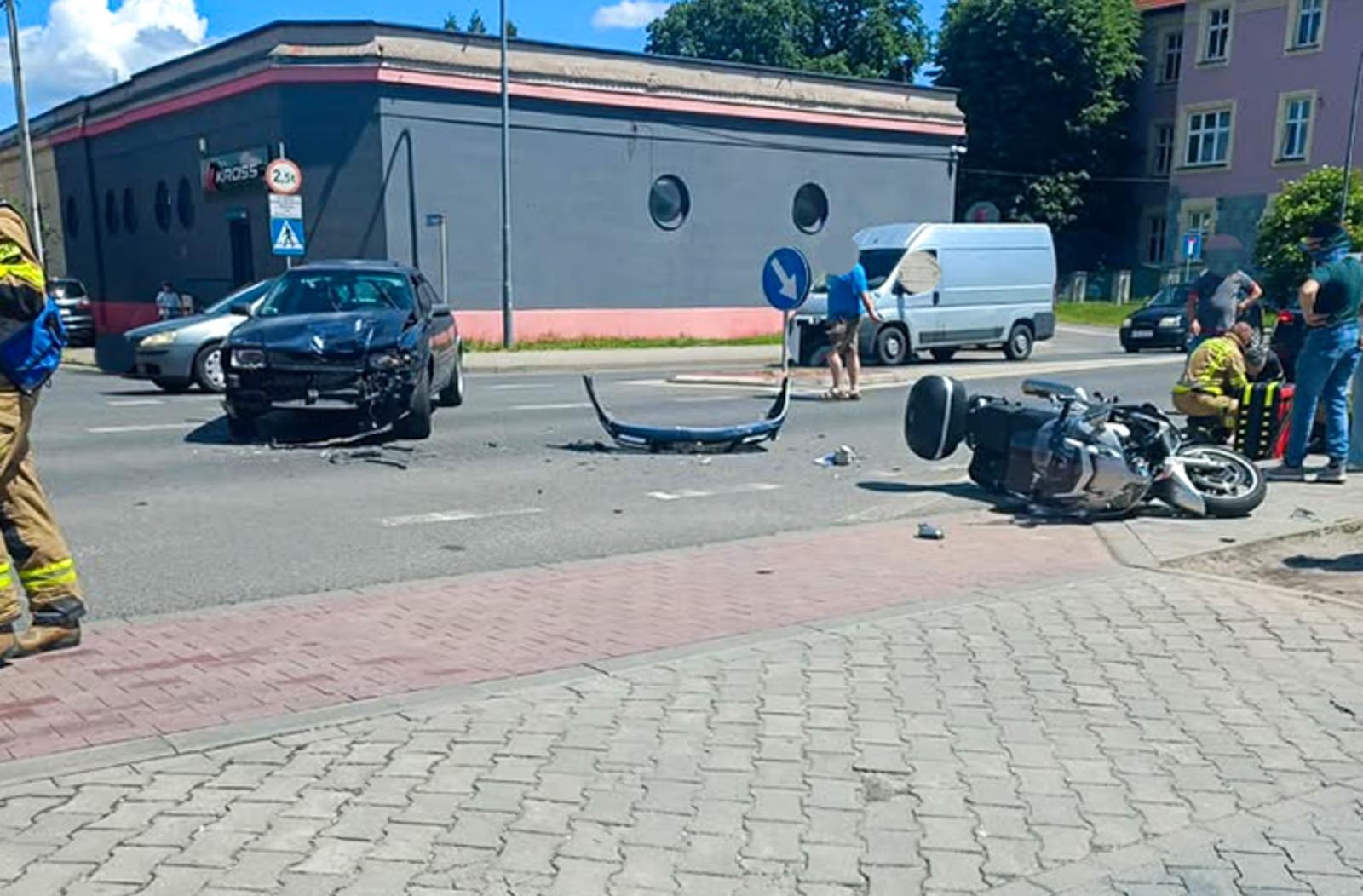 Zdjęcie w galerii na portalu naszraciborz.pl: Groźne zdarzenie na Bosackiej w Raciborzu. Motocyklista ranny po zderzeniu z Audi wiadomości z regionu