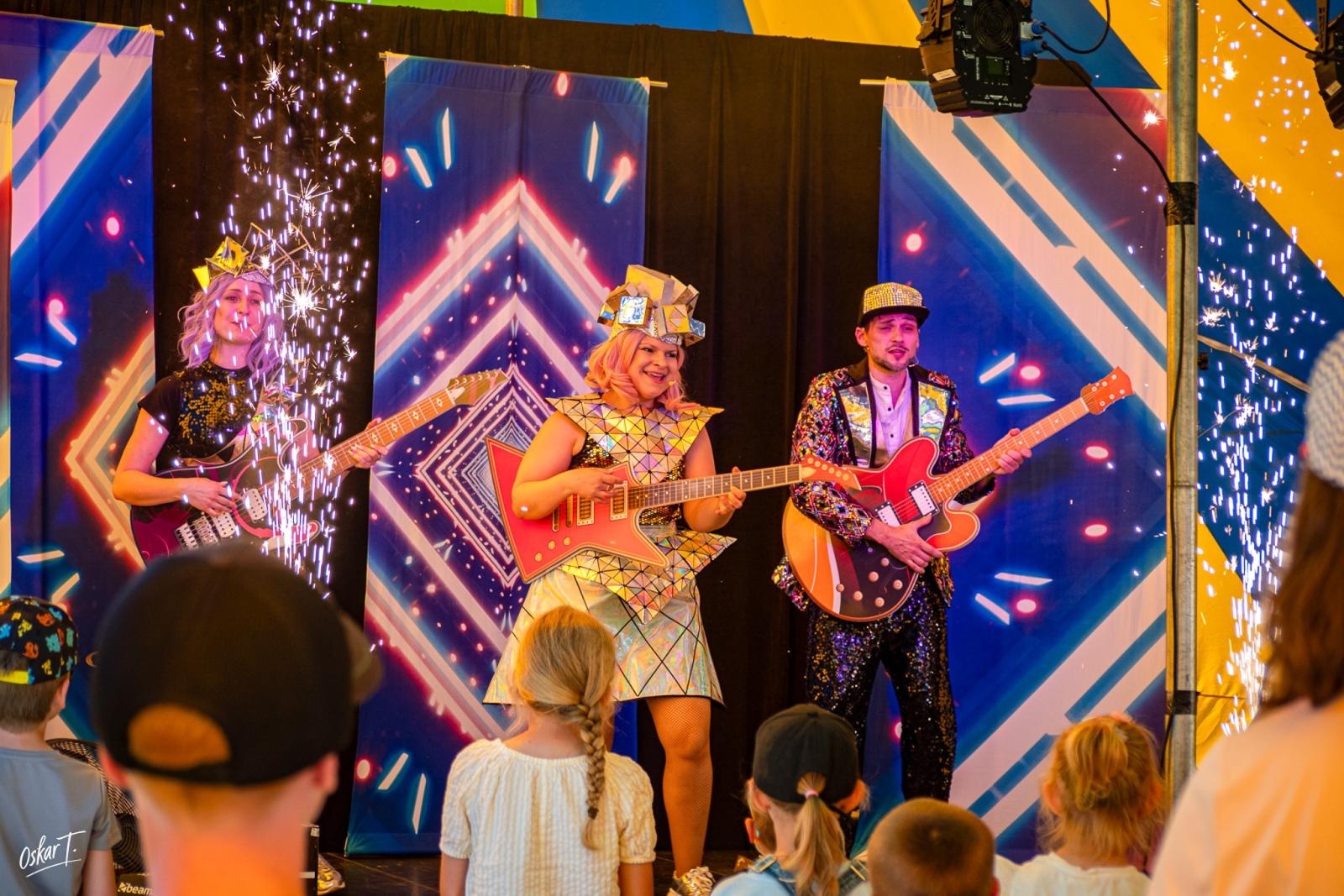 Zdjęcie w galerii na portalu naszraciborz.pl: Piknik rodzinny w Zawadzie Książęcej. Dzień Dziecka z teatrem, animacjami i atrakcjami dla najmłodszych [FOTO] wiadomości z regionu