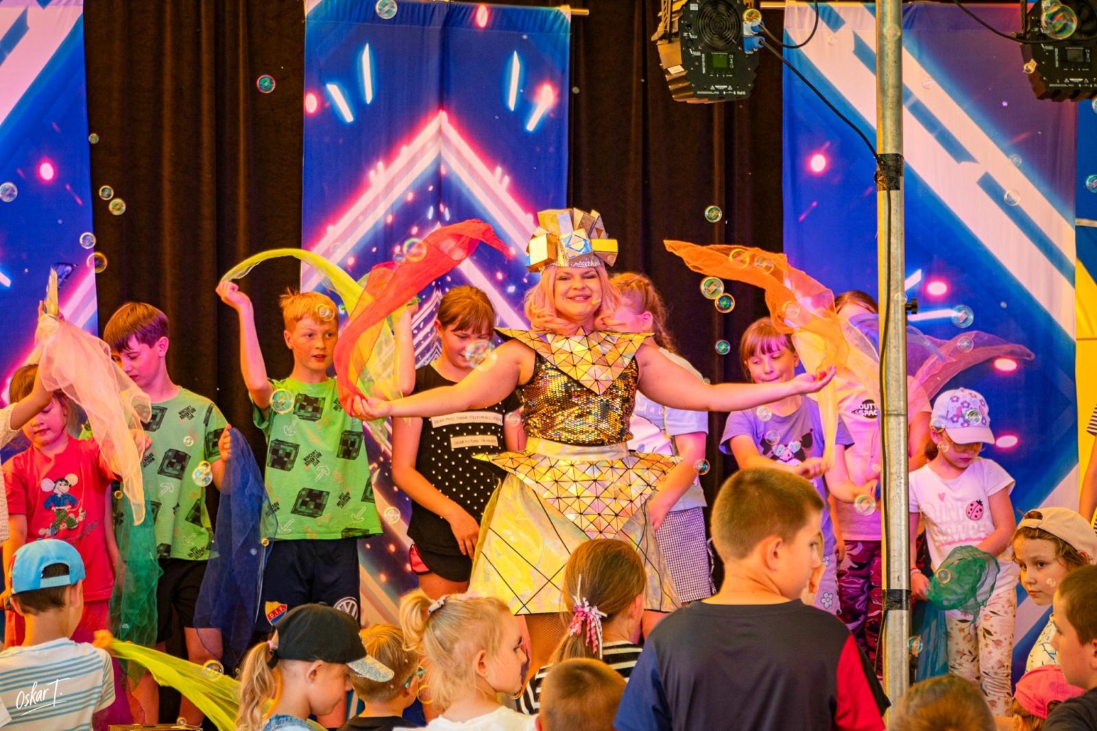 Zdjęcie w galerii na portalu naszraciborz.pl: Piknik rodzinny w Zawadzie Książęcej. Dzień Dziecka z teatrem, animacjami i atrakcjami dla najmłodszych [FOTO] wiadomości z regionu