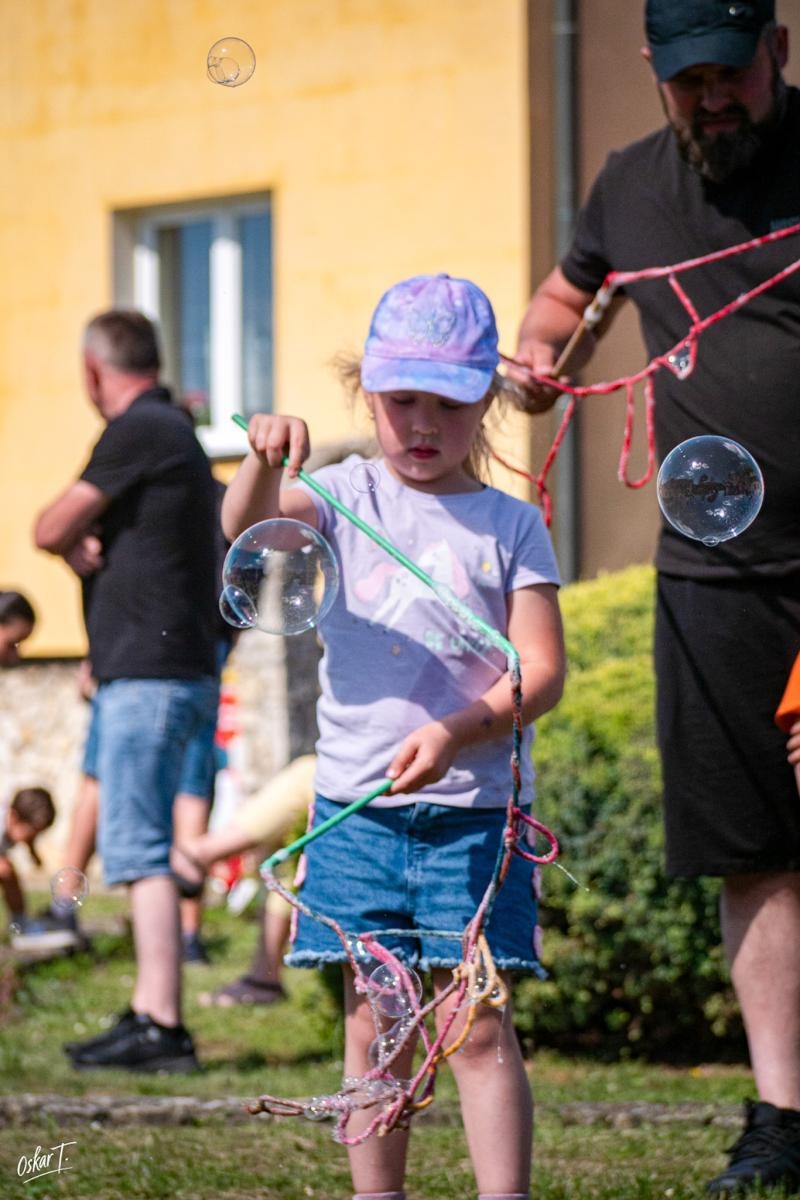 Zdjęcie w galerii na portalu naszraciborz.pl: Piknik rodzinny w Zawadzie Książęcej. Dzień Dziecka z teatrem, animacjami i atrakcjami dla najmłodszych [FOTO] wiadomości z regionu
