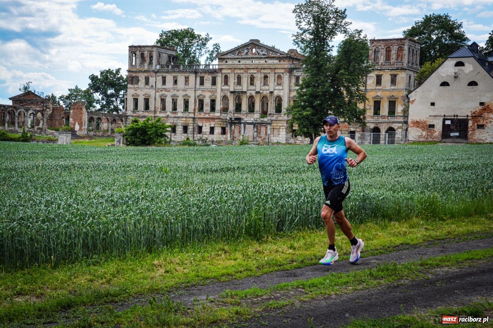 Zdjęcie w galerii na portalu naszraciborz.pl: Piątka wokół ruin. W Sławikowie zainagurowano cykl ośmiu biegów w powiecie raciborskim wiadomości z regionu