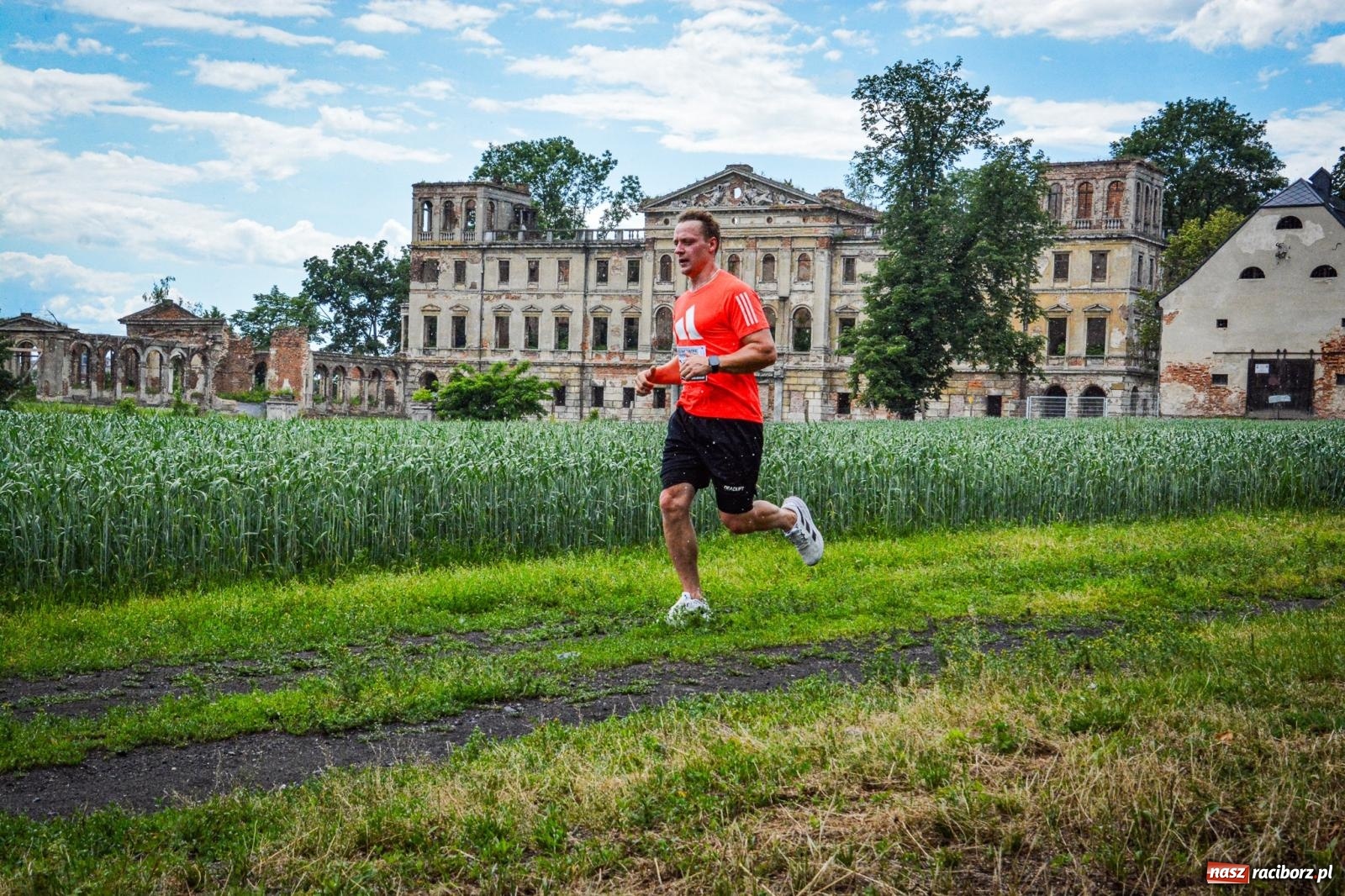 Zdjęcie w galerii na portalu naszraciborz.pl: Piątka wokół ruin. W Sławikowie zainagurowano cykl ośmiu biegów w powiecie raciborskim wiadomości z regionu