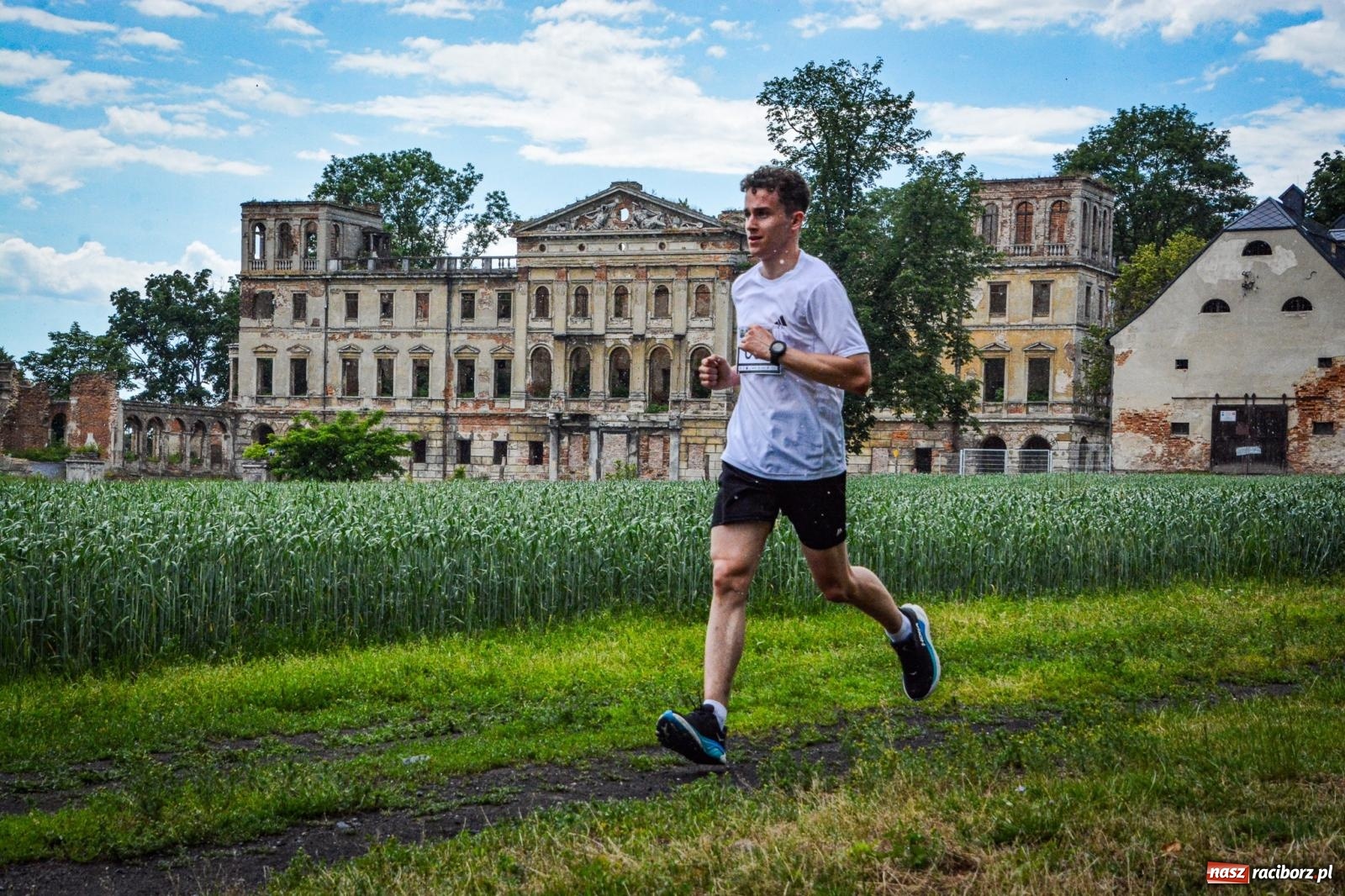 Zdjęcie w galerii na portalu naszraciborz.pl: Piątka wokół ruin. W Sławikowie zainagurowano cykl ośmiu biegów w powiecie raciborskim wiadomości z regionu