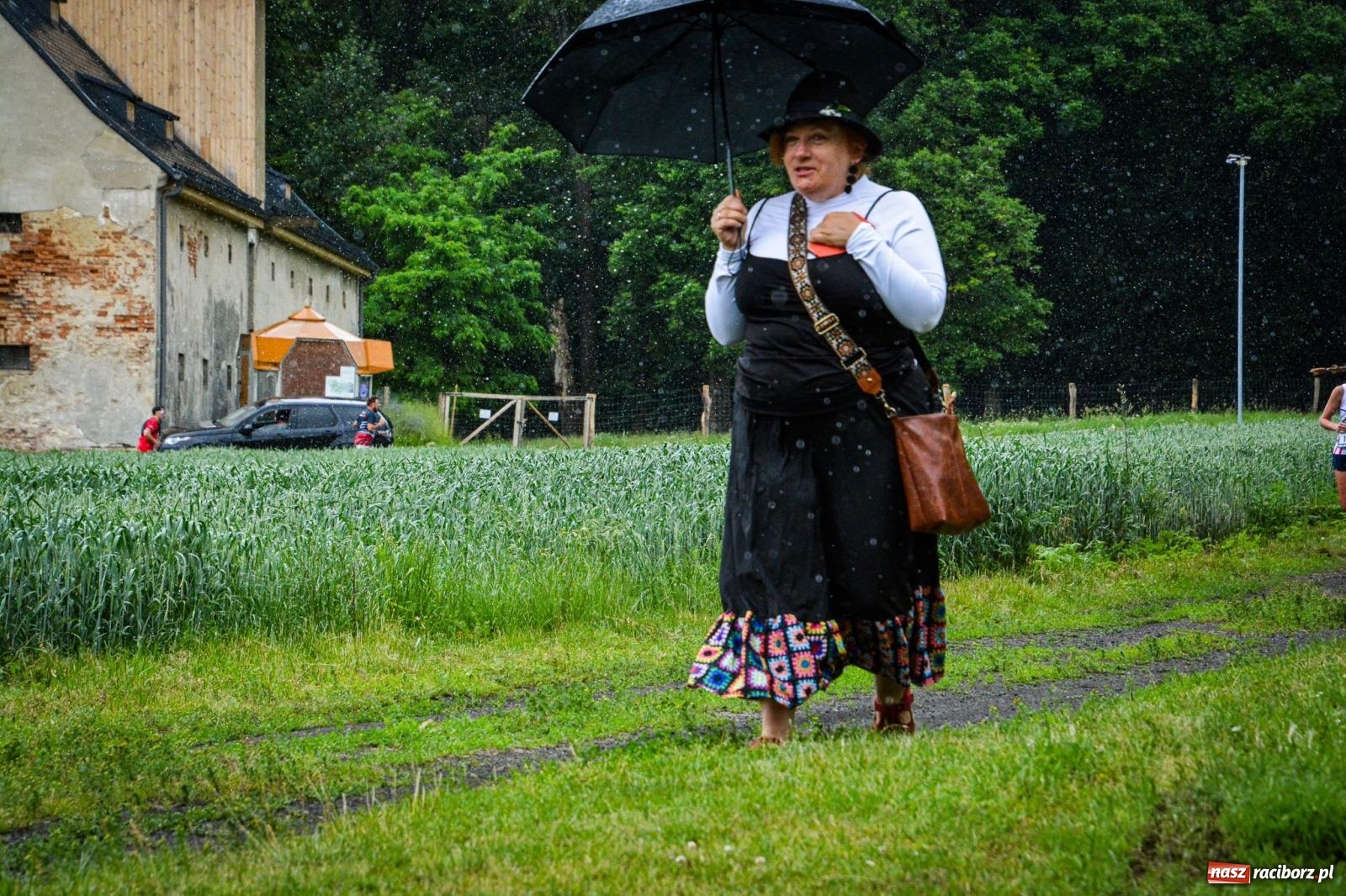 Zdjęcie w galerii na portalu naszraciborz.pl: Piątka wokół ruin. W Sławikowie zainagurowano cykl ośmiu biegów w powiecie raciborskim wiadomości z regionu