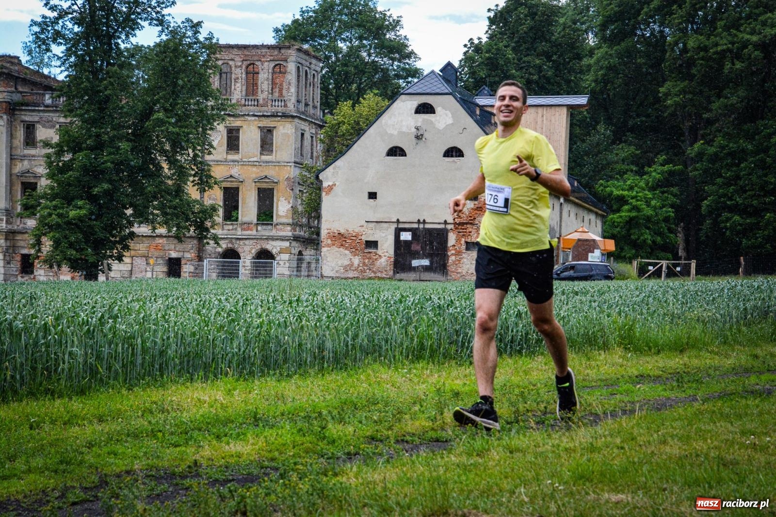 Zdjęcie w galerii na portalu naszraciborz.pl: Piątka wokół ruin. W Sławikowie zainagurowano cykl ośmiu biegów w powiecie raciborskim wiadomości z regionu