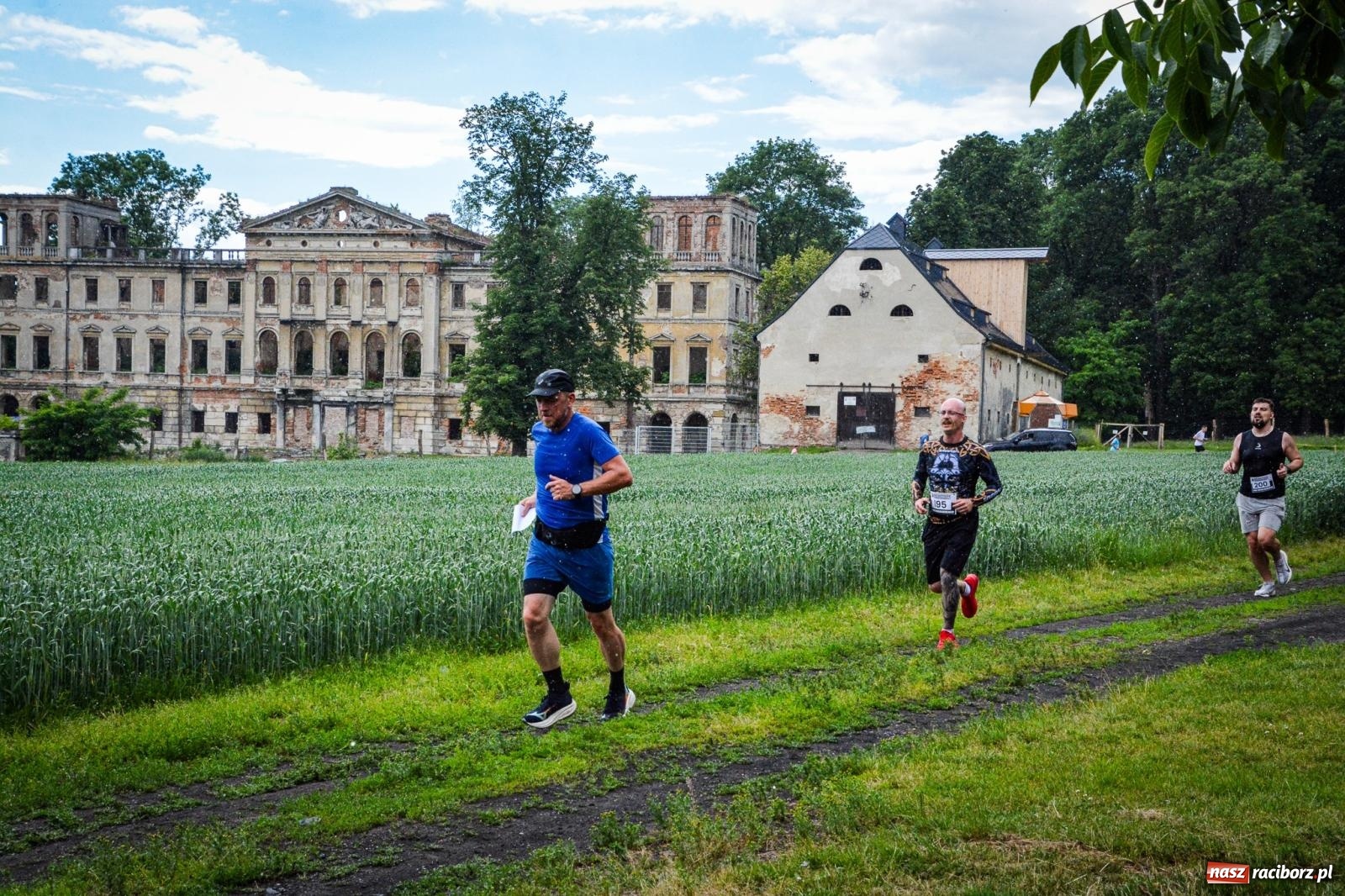 Zdjęcie w galerii na portalu naszraciborz.pl: Piątka wokół ruin. W Sławikowie zainagurowano cykl ośmiu biegów w powiecie raciborskim wiadomości z regionu