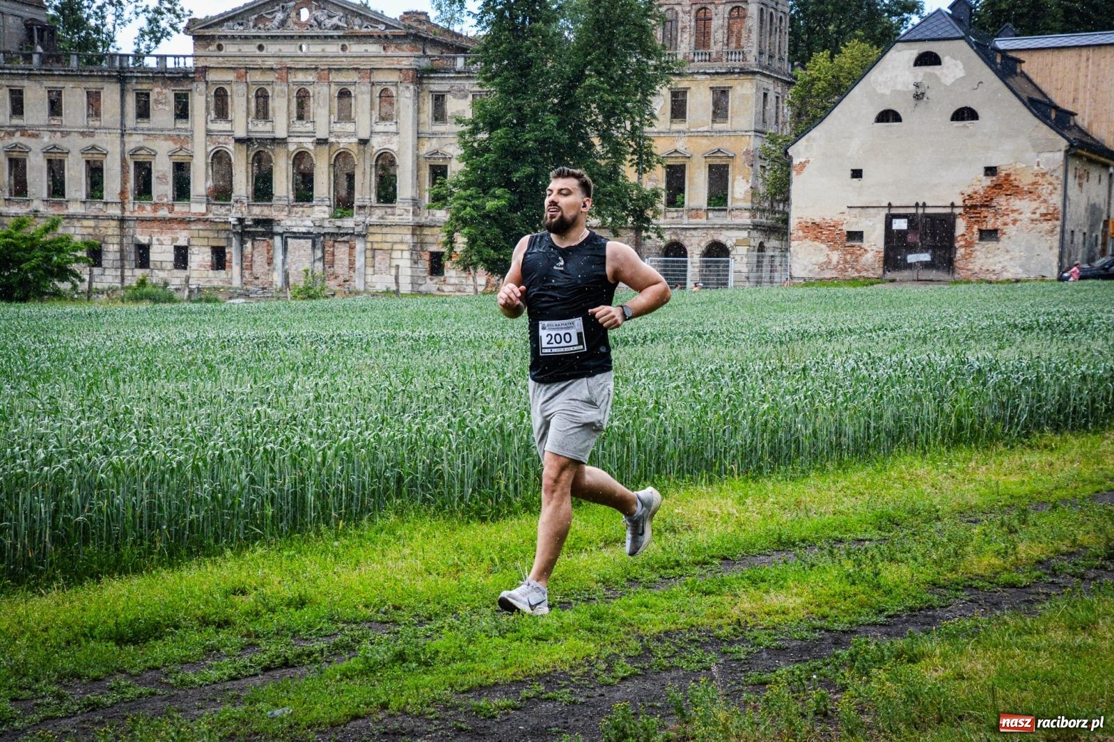 Zdjęcie w galerii na portalu naszraciborz.pl: Piątka wokół ruin. W Sławikowie zainagurowano cykl ośmiu biegów w powiecie raciborskim wiadomości z regionu