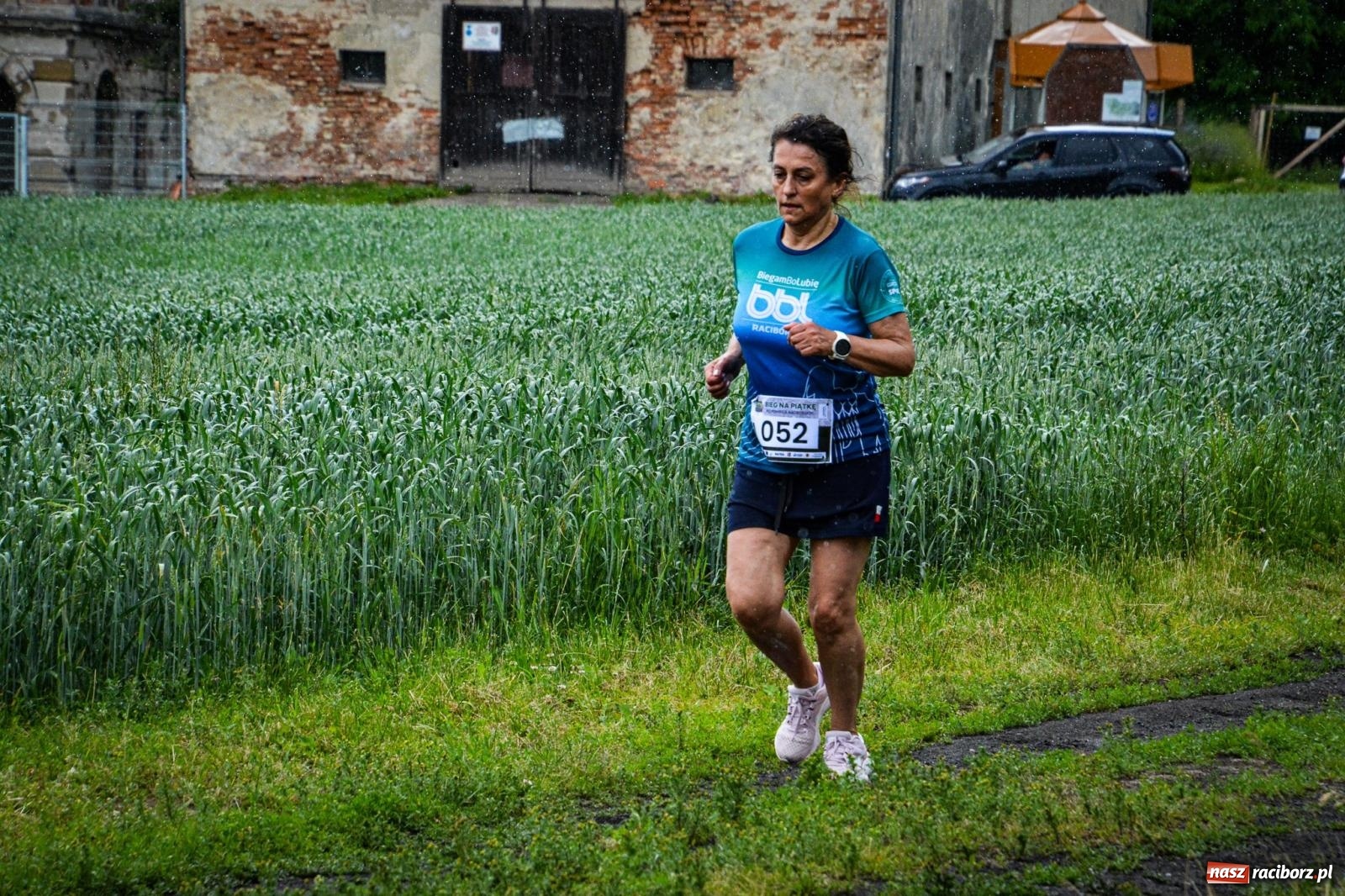 Zdjęcie w galerii na portalu naszraciborz.pl: Piątka wokół ruin. W Sławikowie zainagurowano cykl ośmiu biegów w powiecie raciborskim wiadomości z regionu