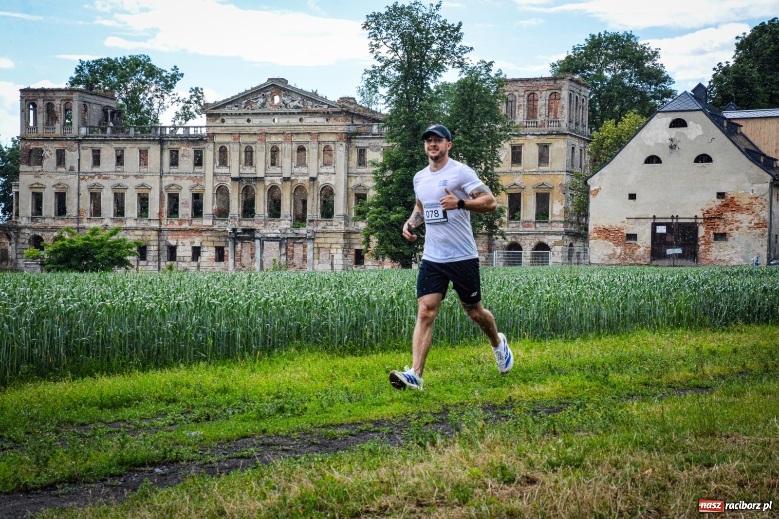 Zdjęcie w galerii na portalu naszraciborz.pl: Piątka wokół ruin. W Sławikowie zainagurowano cykl ośmiu biegów w powiecie raciborskim wiadomości z regionu