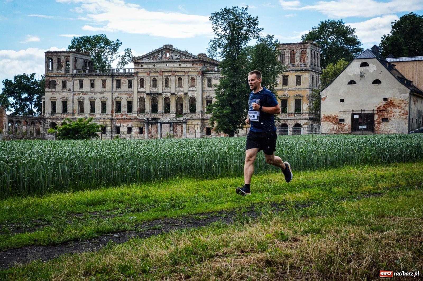 Zdjęcie w galerii na portalu naszraciborz.pl: Piątka wokół ruin. W Sławikowie zainagurowano cykl ośmiu biegów w powiecie raciborskim wiadomości z regionu