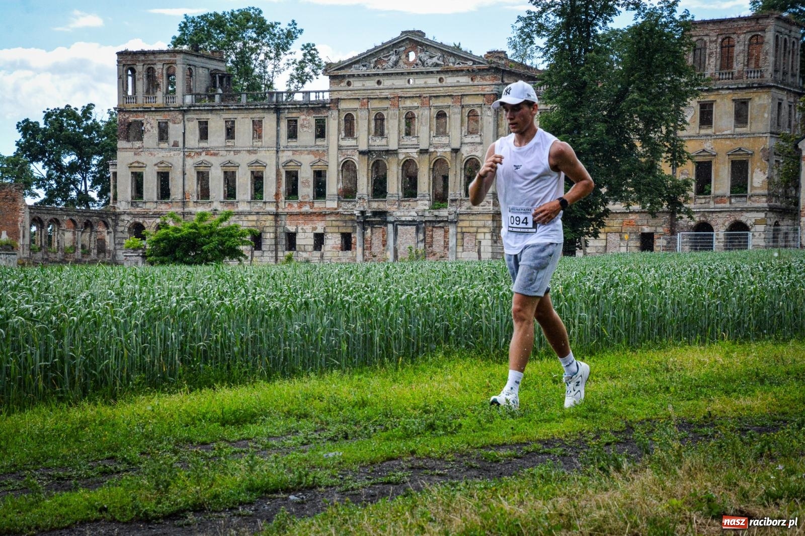 Zdjęcie w galerii na portalu naszraciborz.pl: Piątka wokół ruin. W Sławikowie zainagurowano cykl ośmiu biegów w powiecie raciborskim wiadomości z regionu