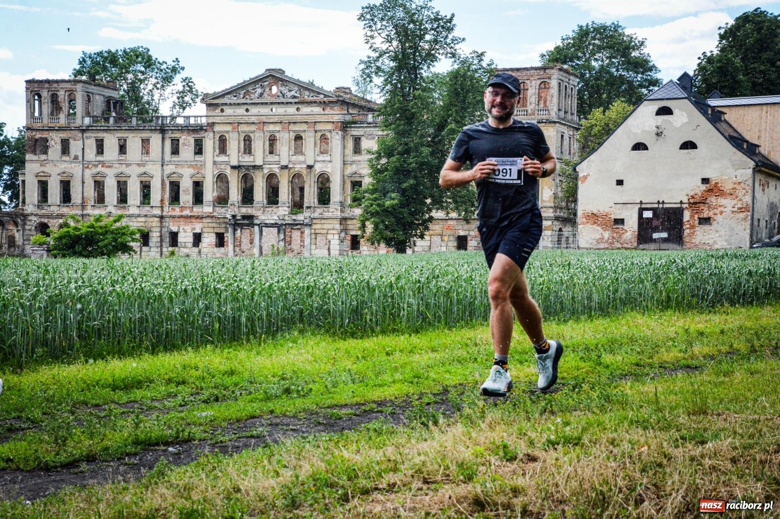 Zdjęcie w galerii na portalu naszraciborz.pl: Piątka wokół ruin. W Sławikowie zainagurowano cykl ośmiu biegów w powiecie raciborskim wiadomości z regionu