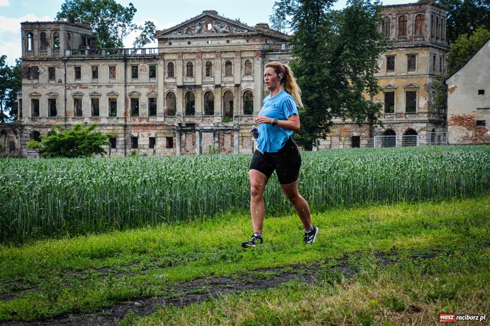 Zdjęcie w galerii na portalu naszraciborz.pl: Piątka wokół ruin. W Sławikowie zainagurowano cykl ośmiu biegów w powiecie raciborskim wiadomości z regionu