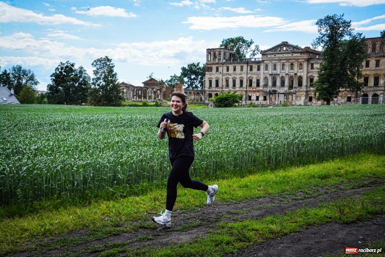 Zdjęcie w galerii na portalu naszraciborz.pl: Piątka wokół ruin. W Sławikowie zainagurowano cykl ośmiu biegów w powiecie raciborskim wiadomości z regionu