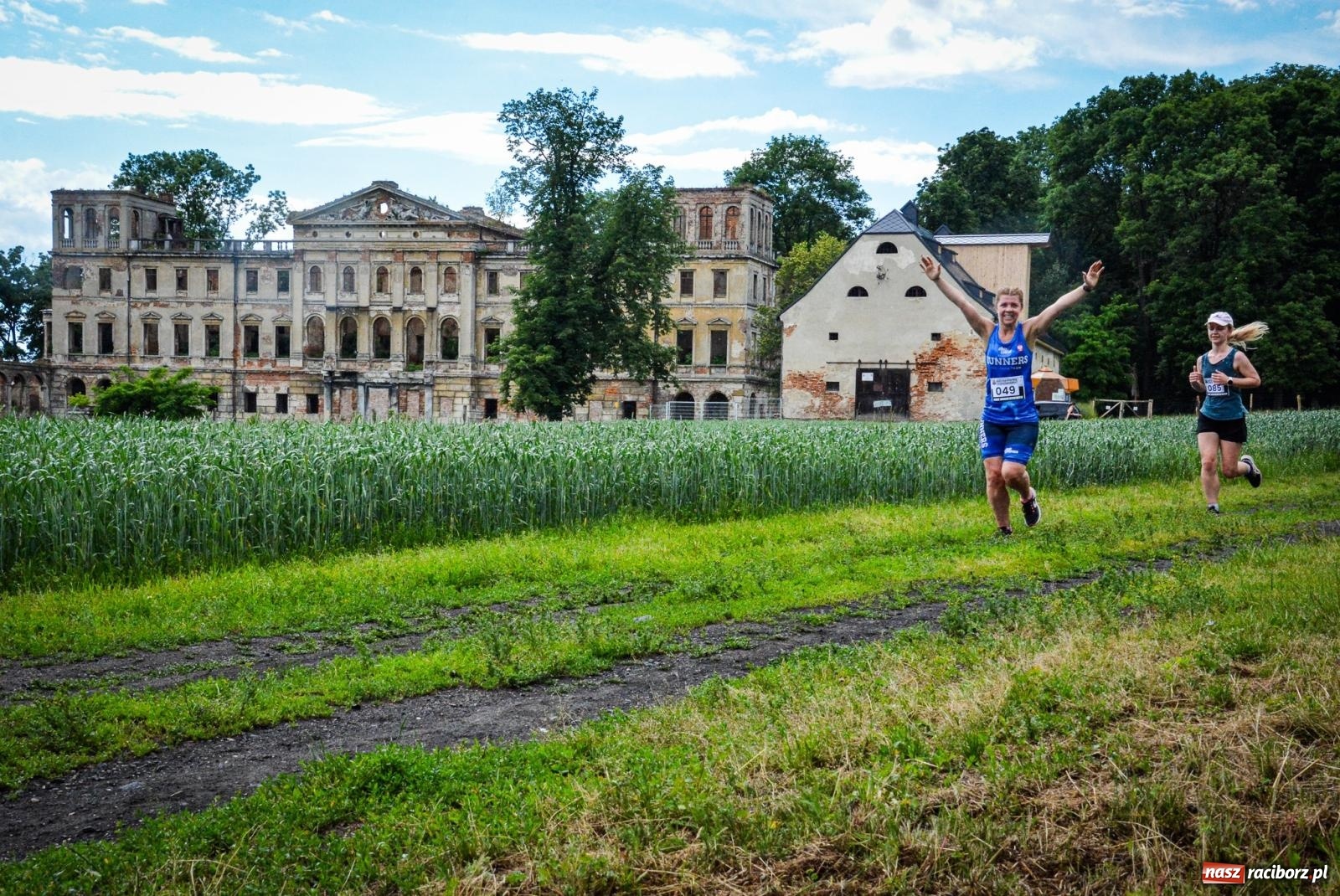 Zdjęcie w galerii na portalu naszraciborz.pl: Piątka wokół ruin. W Sławikowie zainagurowano cykl ośmiu biegów w powiecie raciborskim wiadomości z regionu