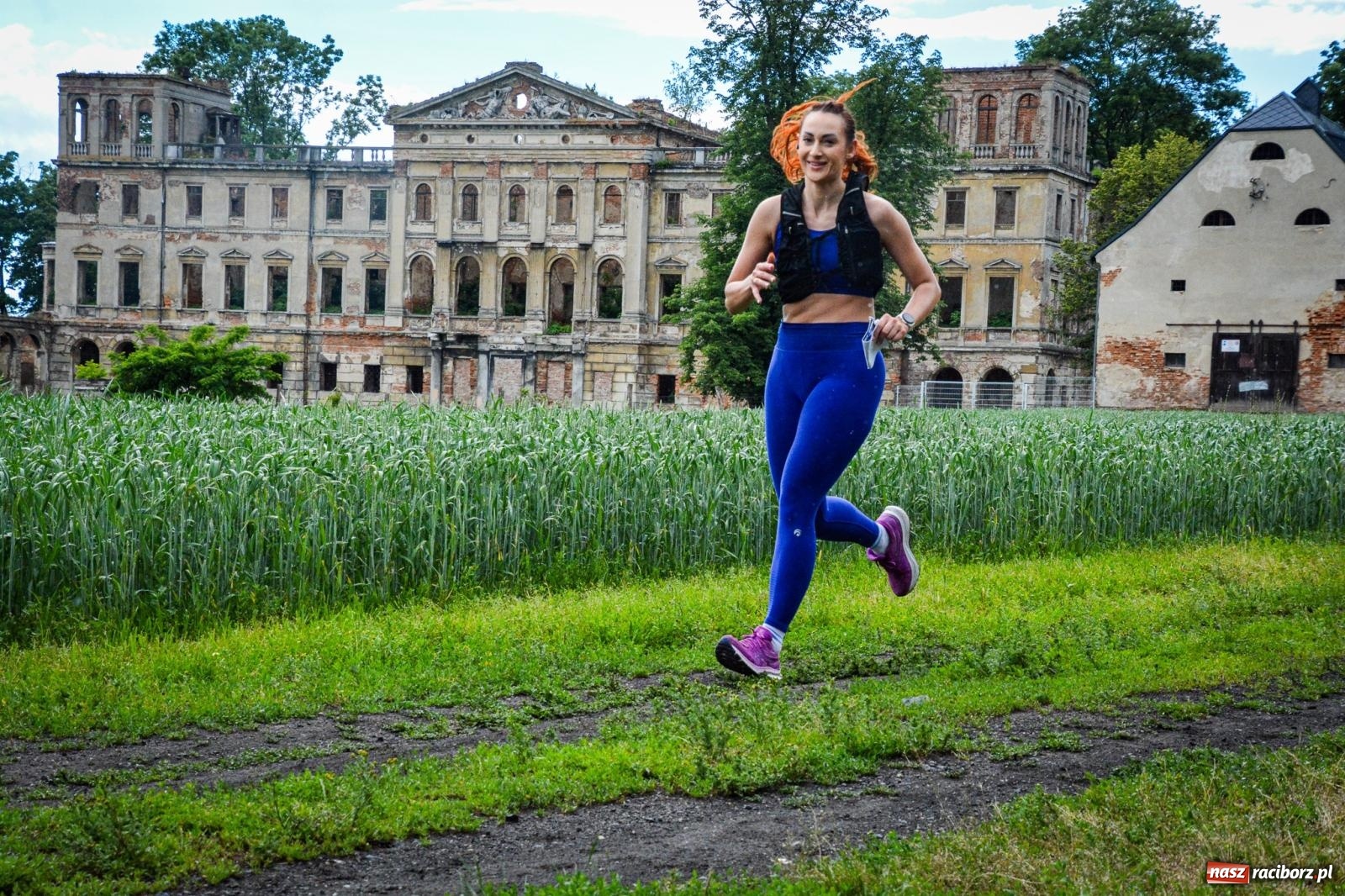 Zdjęcie w galerii na portalu naszraciborz.pl: Piątka wokół ruin. W Sławikowie zainagurowano cykl ośmiu biegów w powiecie raciborskim wiadomości z regionu
