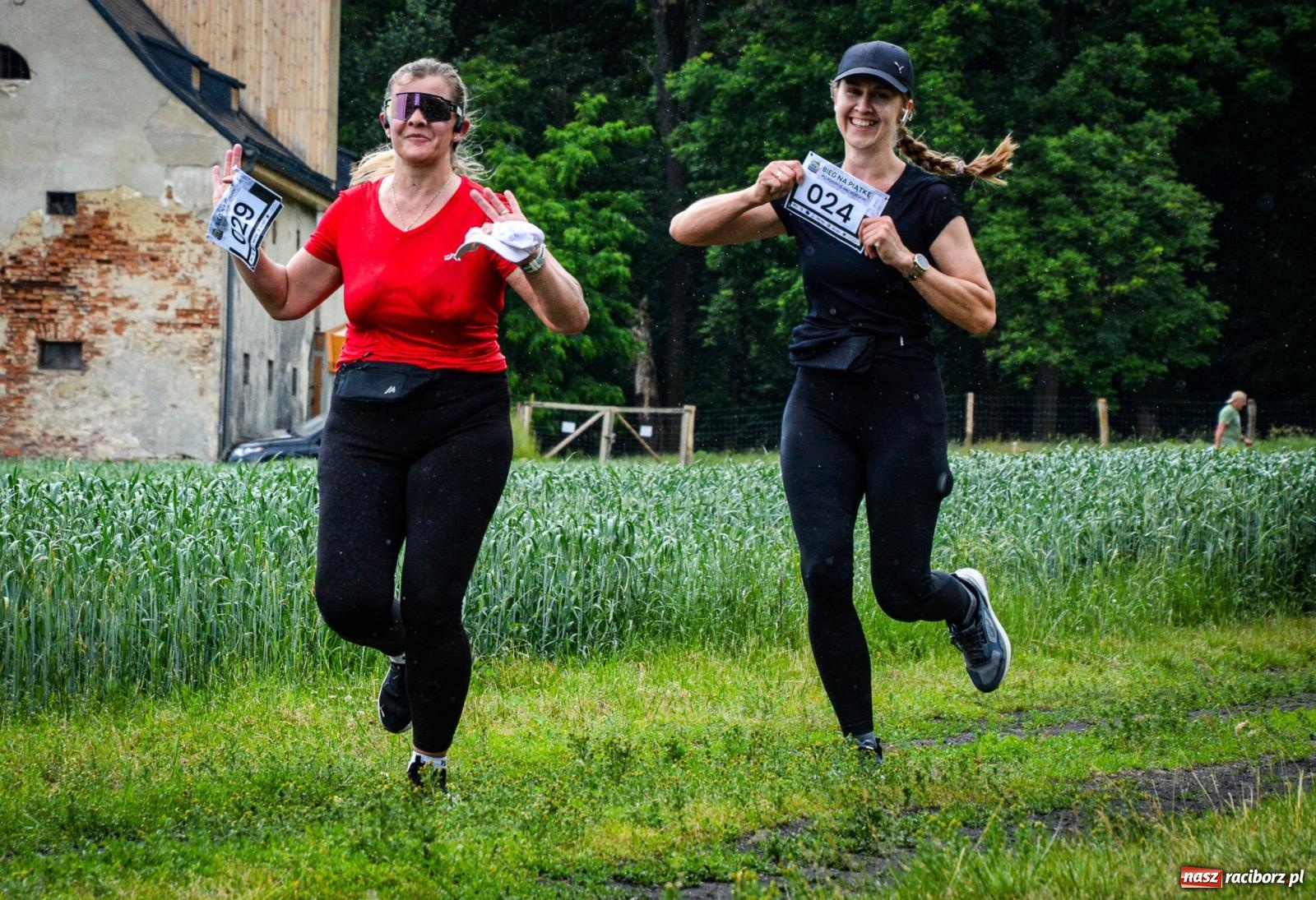 Zdjęcie w galerii na portalu naszraciborz.pl: Piątka wokół ruin. W Sławikowie zainagurowano cykl ośmiu biegów w powiecie raciborskim wiadomości z regionu