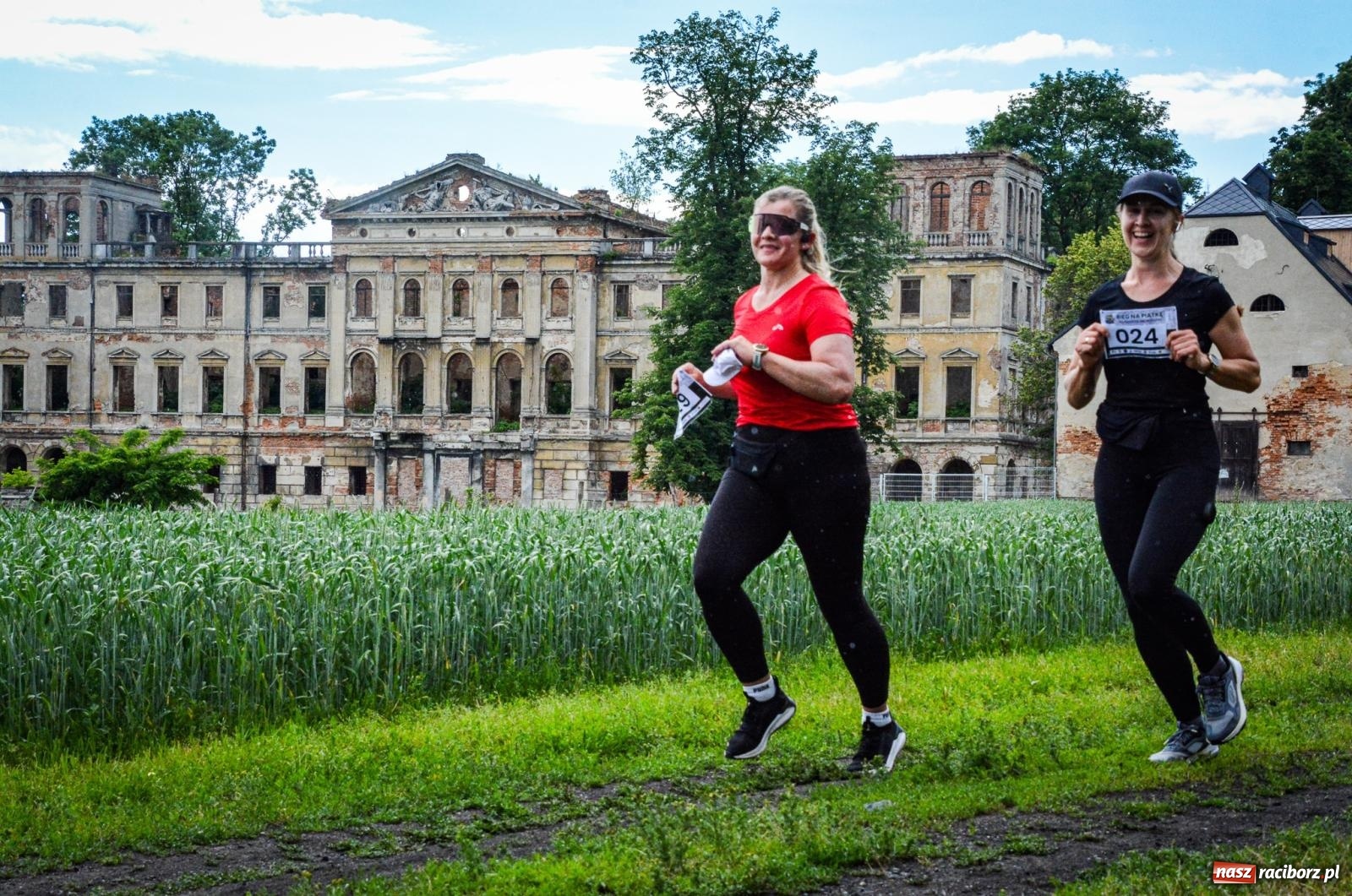 Zdjęcie w galerii na portalu naszraciborz.pl: Piątka wokół ruin. W Sławikowie zainagurowano cykl ośmiu biegów w powiecie raciborskim wiadomości z regionu