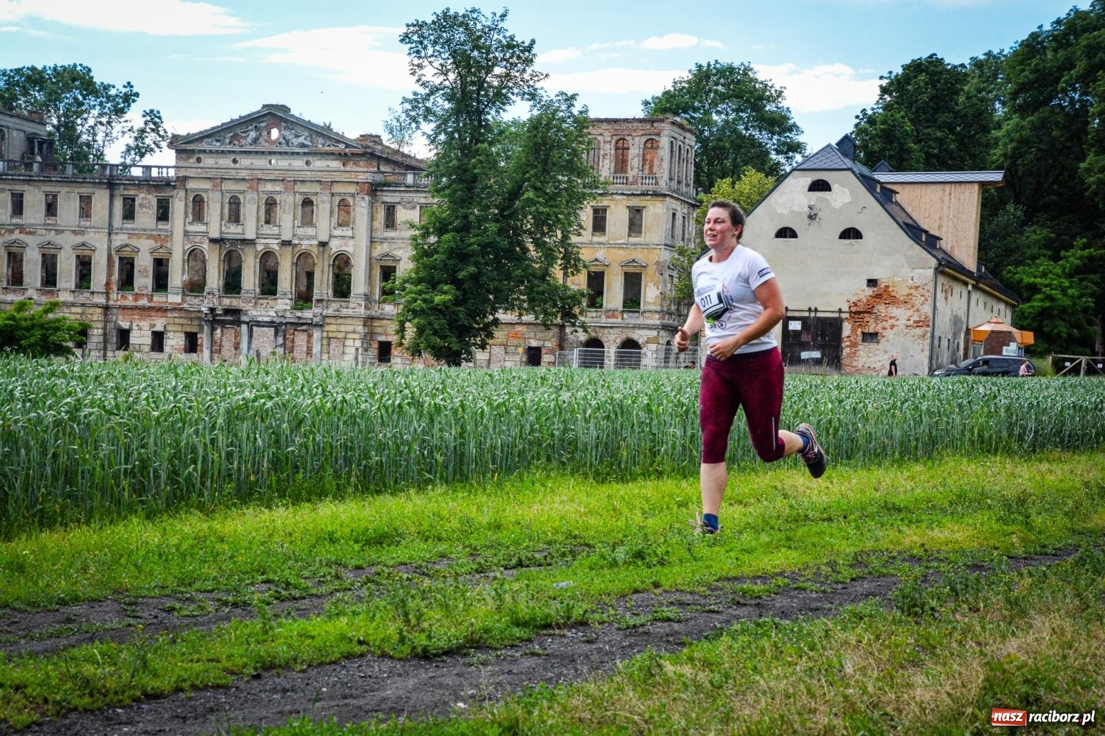 Zdjęcie w galerii na portalu naszraciborz.pl: Piątka wokół ruin. W Sławikowie zainagurowano cykl ośmiu biegów w powiecie raciborskim wiadomości z regionu