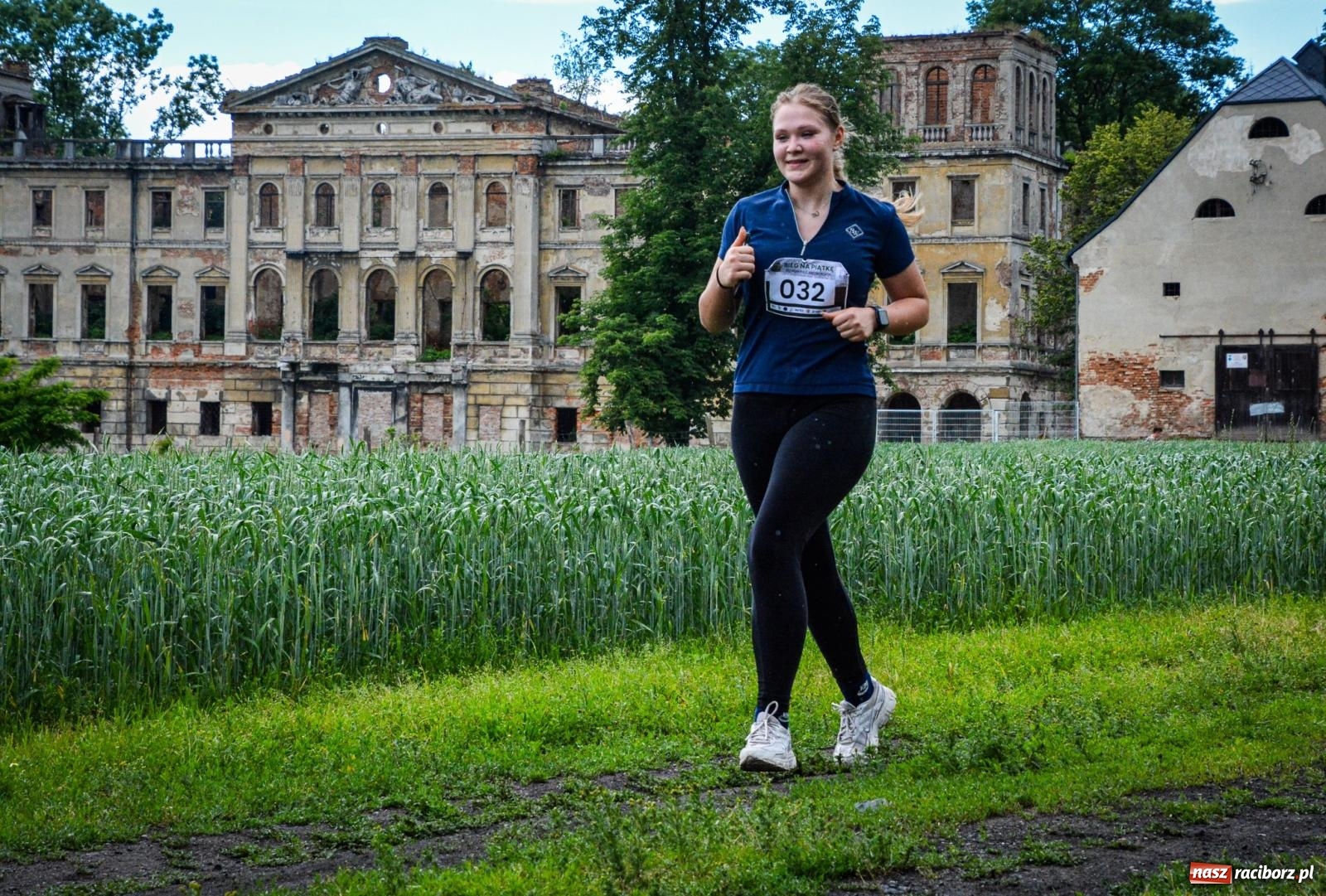 Zdjęcie w galerii na portalu naszraciborz.pl: Piątka wokół ruin. W Sławikowie zainagurowano cykl ośmiu biegów w powiecie raciborskim wiadomości z regionu