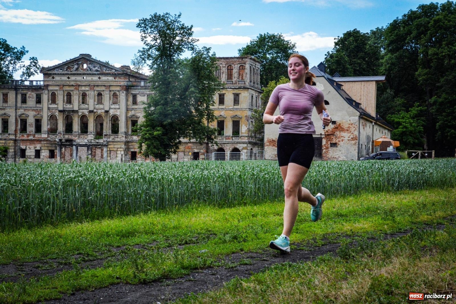 Zdjęcie w galerii na portalu naszraciborz.pl: Piątka wokół ruin. W Sławikowie zainagurowano cykl ośmiu biegów w powiecie raciborskim wiadomości z regionu