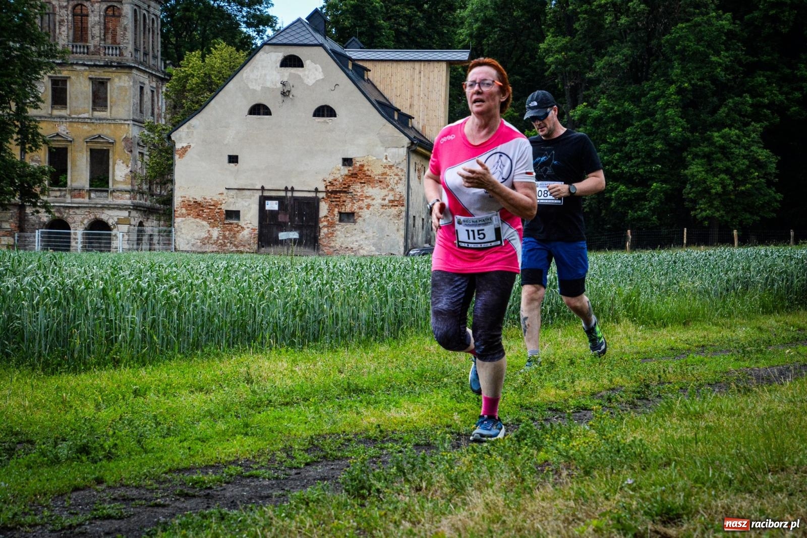 Zdjęcie w galerii na portalu naszraciborz.pl: Piątka wokół ruin. W Sławikowie zainagurowano cykl ośmiu biegów w powiecie raciborskim wiadomości z regionu
