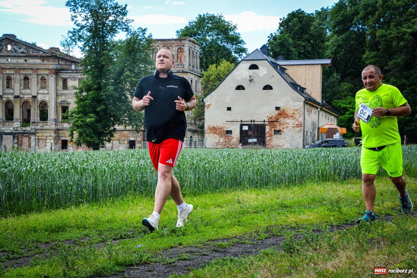Zdjęcie w galerii na portalu naszraciborz.pl: Piątka wokół ruin. W Sławikowie zainagurowano cykl ośmiu biegów w powiecie raciborskim wiadomości z regionu