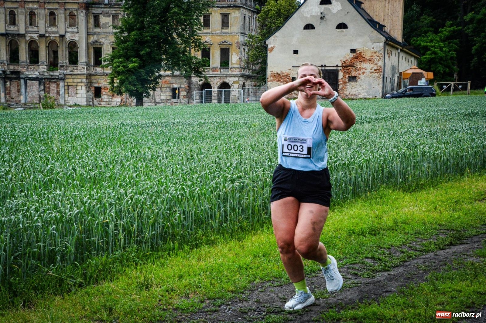 Zdjęcie w galerii na portalu naszraciborz.pl: Piątka wokół ruin. W Sławikowie zainagurowano cykl ośmiu biegów w powiecie raciborskim wiadomości z regionu