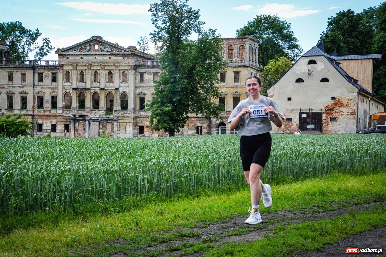 Zdjęcie w galerii na portalu naszraciborz.pl: Piątka wokół ruin. W Sławikowie zainagurowano cykl ośmiu biegów w powiecie raciborskim wiadomości z regionu