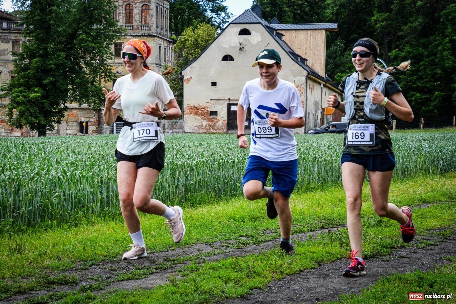 Zdjęcie w galerii na portalu naszraciborz.pl: Piątka wokół ruin. W Sławikowie zainagurowano cykl ośmiu biegów w powiecie raciborskim wiadomości z regionu