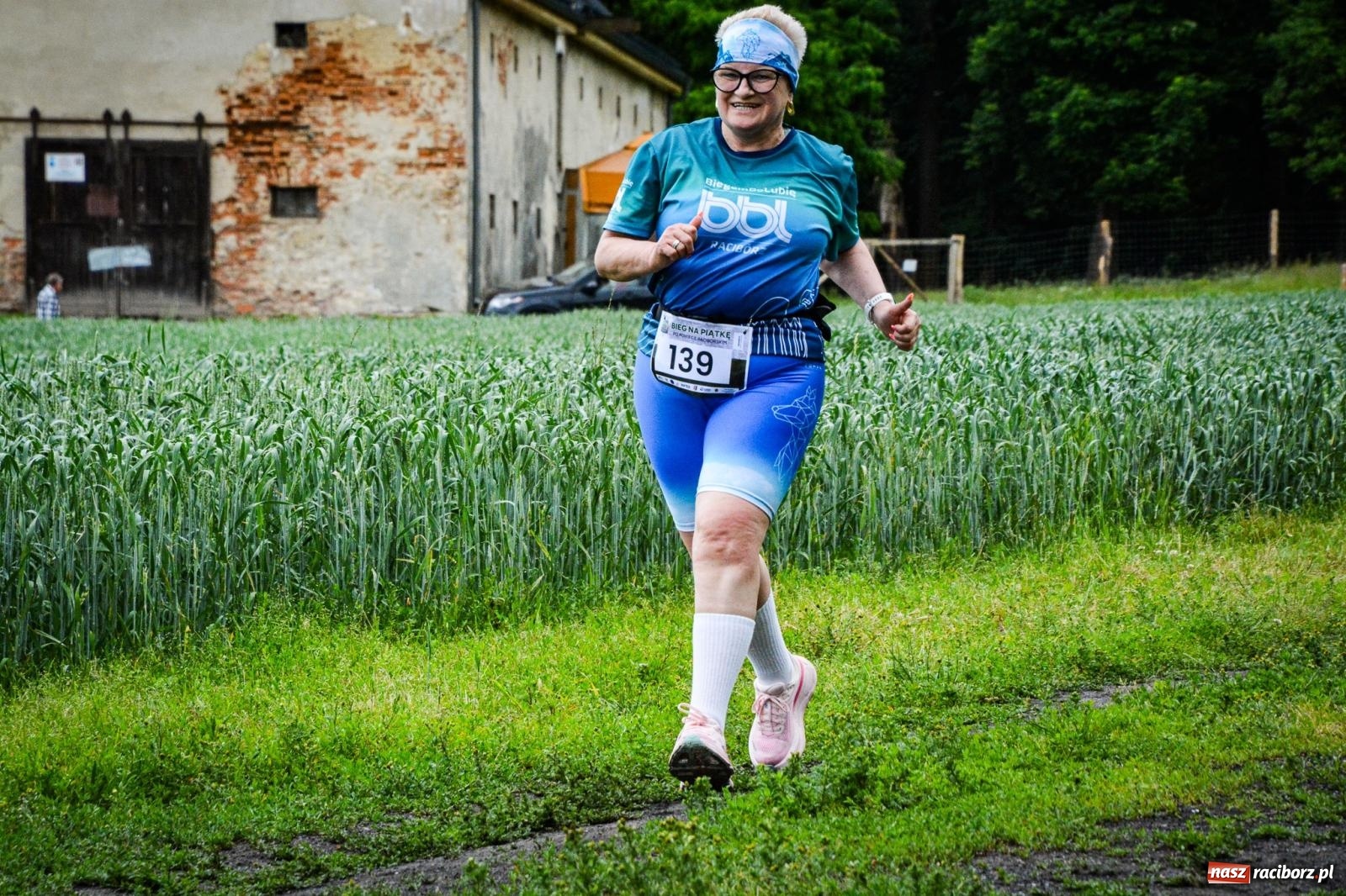 Zdjęcie w galerii na portalu naszraciborz.pl: Piątka wokół ruin. W Sławikowie zainagurowano cykl ośmiu biegów w powiecie raciborskim wiadomości z regionu
