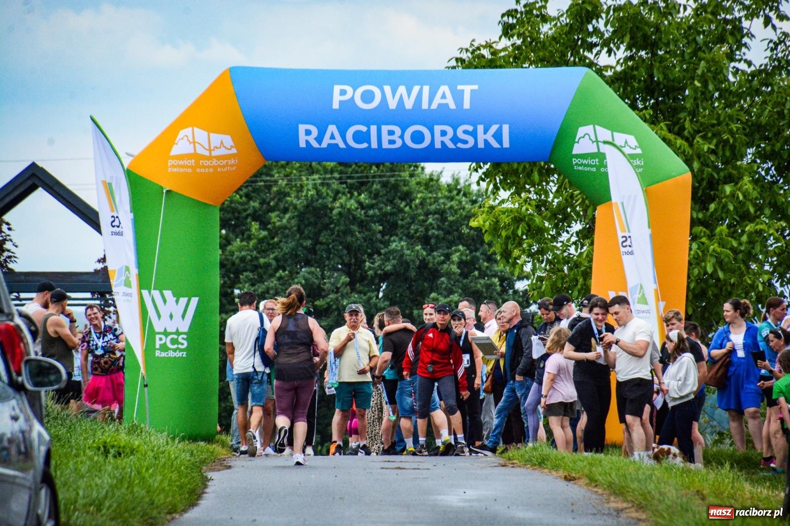 Zdjęcie w galerii na portalu naszraciborz.pl: Piątka wokół ruin. W Sławikowie zainagurowano cykl ośmiu biegów w powiecie raciborskim wiadomości z regionu