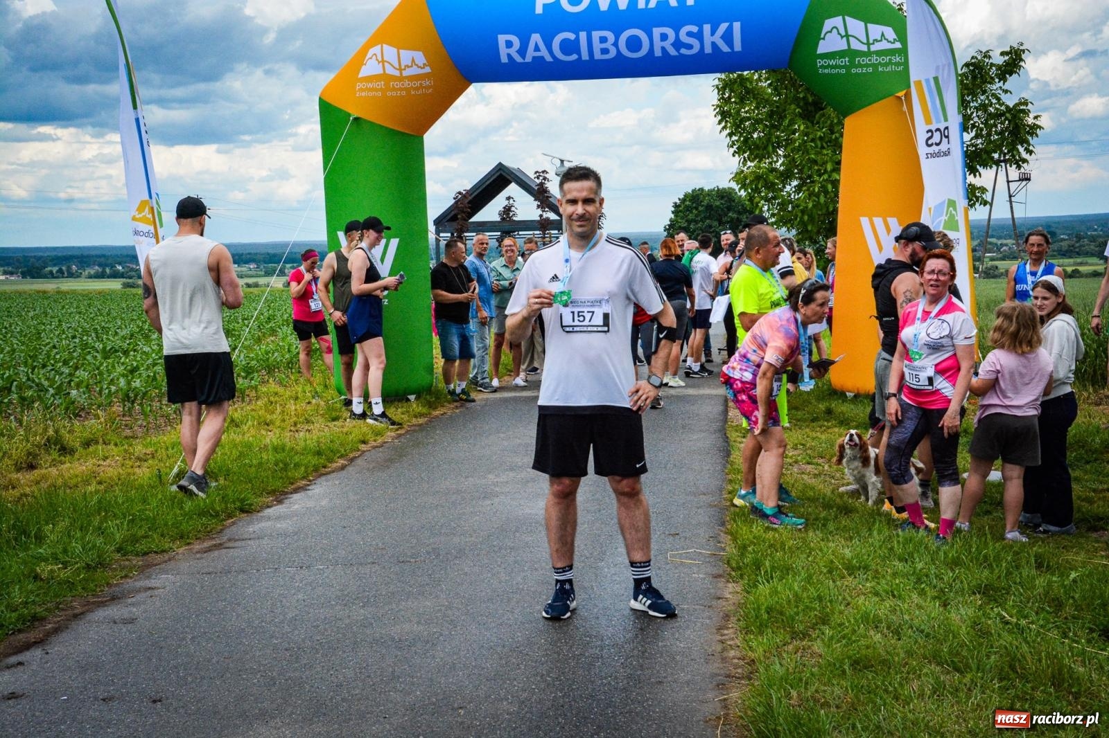 Zdjęcie w galerii na portalu naszraciborz.pl: Piątka wokół ruin. W Sławikowie zainagurowano cykl ośmiu biegów w powiecie raciborskim wiadomości z regionu