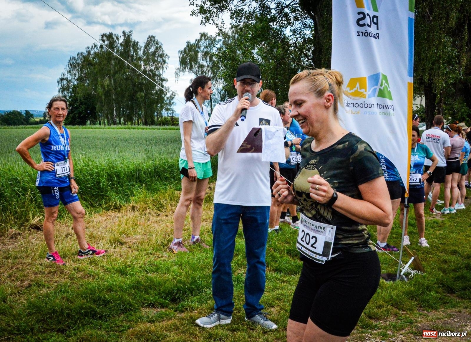 Zdjęcie w galerii na portalu naszraciborz.pl: Piątka wokół ruin. W Sławikowie zainagurowano cykl ośmiu biegów w powiecie raciborskim wiadomości z regionu