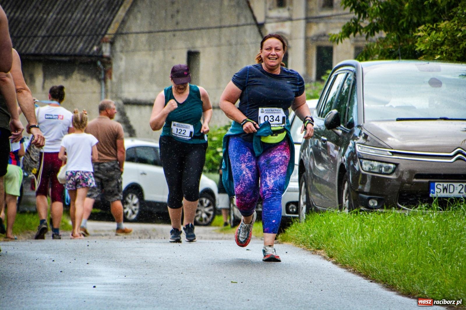 Zdjęcie w galerii na portalu naszraciborz.pl: Piątka wokół ruin. W Sławikowie zainagurowano cykl ośmiu biegów w powiecie raciborskim wiadomości z regionu