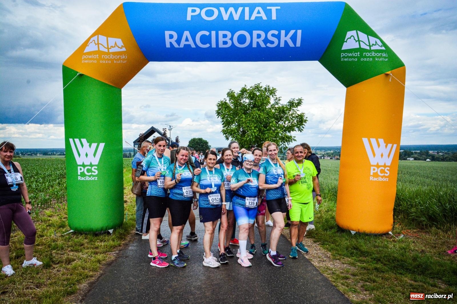 Zdjęcie w galerii na portalu naszraciborz.pl: Piątka wokół ruin. W Sławikowie zainagurowano cykl ośmiu biegów w powiecie raciborskim wiadomości z regionu
