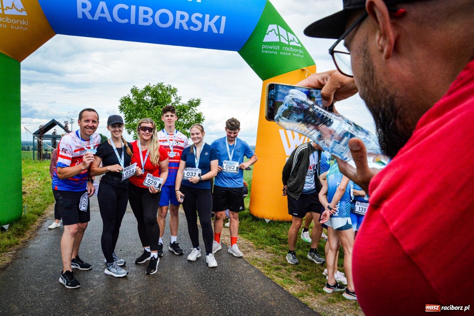 Zdjęcie w galerii na portalu naszraciborz.pl: Piątka wokół ruin. W Sławikowie zainagurowano cykl ośmiu biegów w powiecie raciborskim wiadomości z regionu