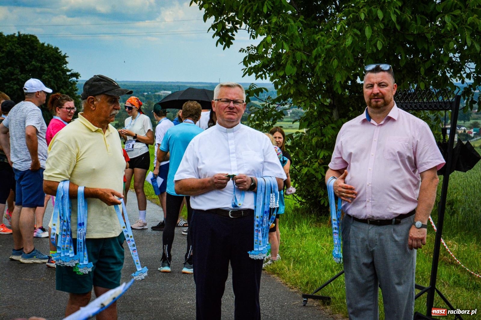 Zdjęcie w galerii na portalu naszraciborz.pl: Piątka wokół ruin. W Sławikowie zainagurowano cykl ośmiu biegów w powiecie raciborskim wiadomości z regionu