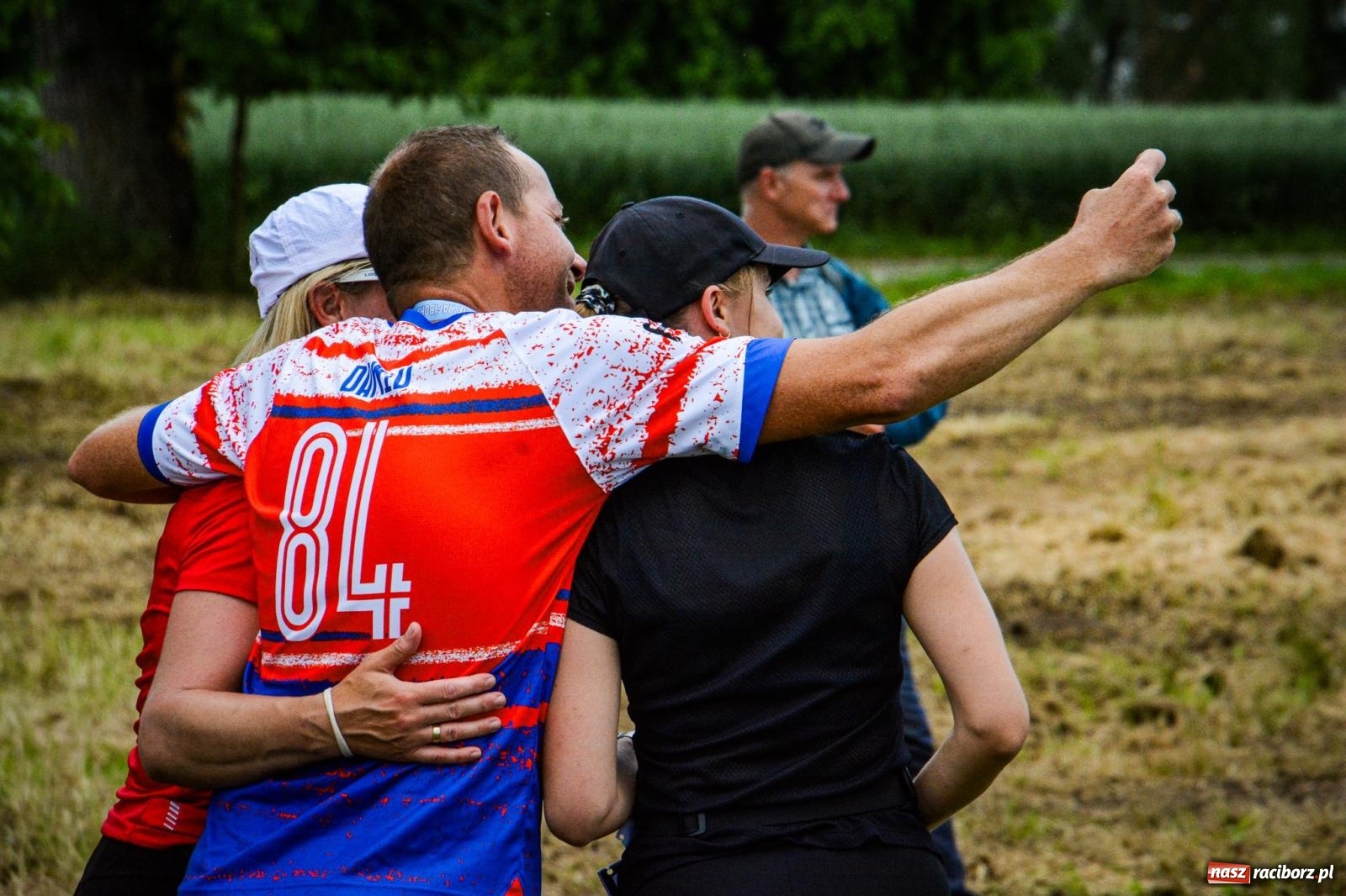 Zdjęcie w galerii na portalu naszraciborz.pl: Piątka wokół ruin. W Sławikowie zainagurowano cykl ośmiu biegów w powiecie raciborskim wiadomości z regionu