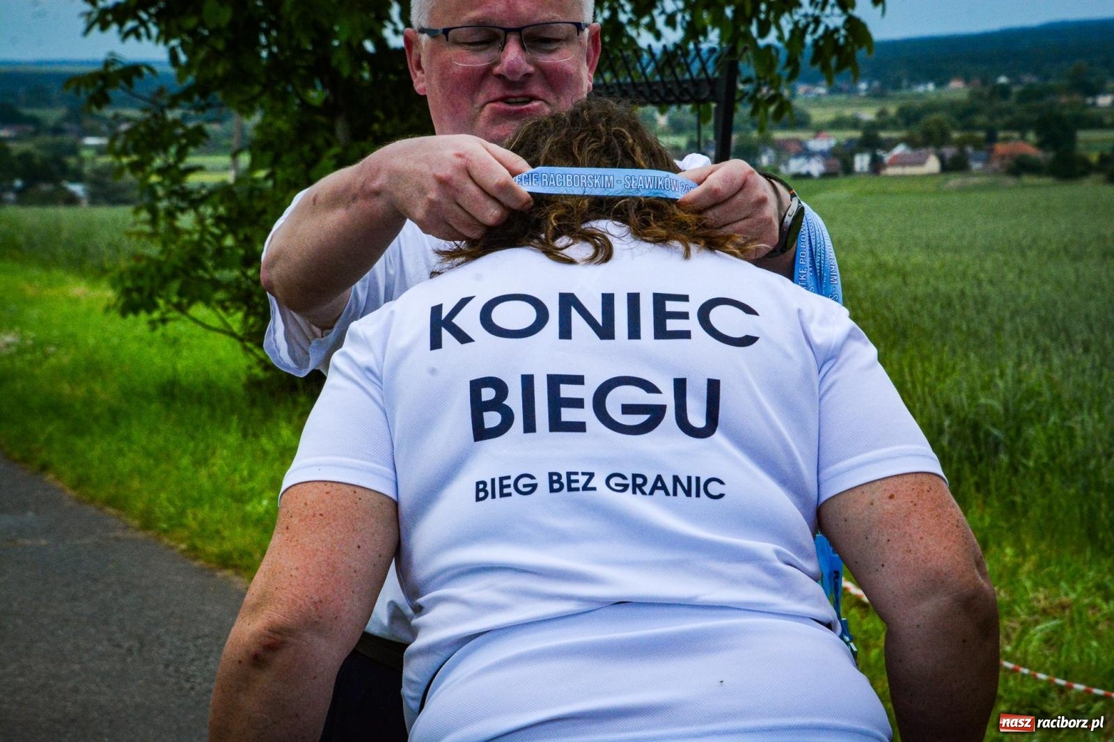 Zdjęcie w galerii na portalu naszraciborz.pl: Piątka wokół ruin. W Sławikowie zainagurowano cykl ośmiu biegów w powiecie raciborskim wiadomości z regionu