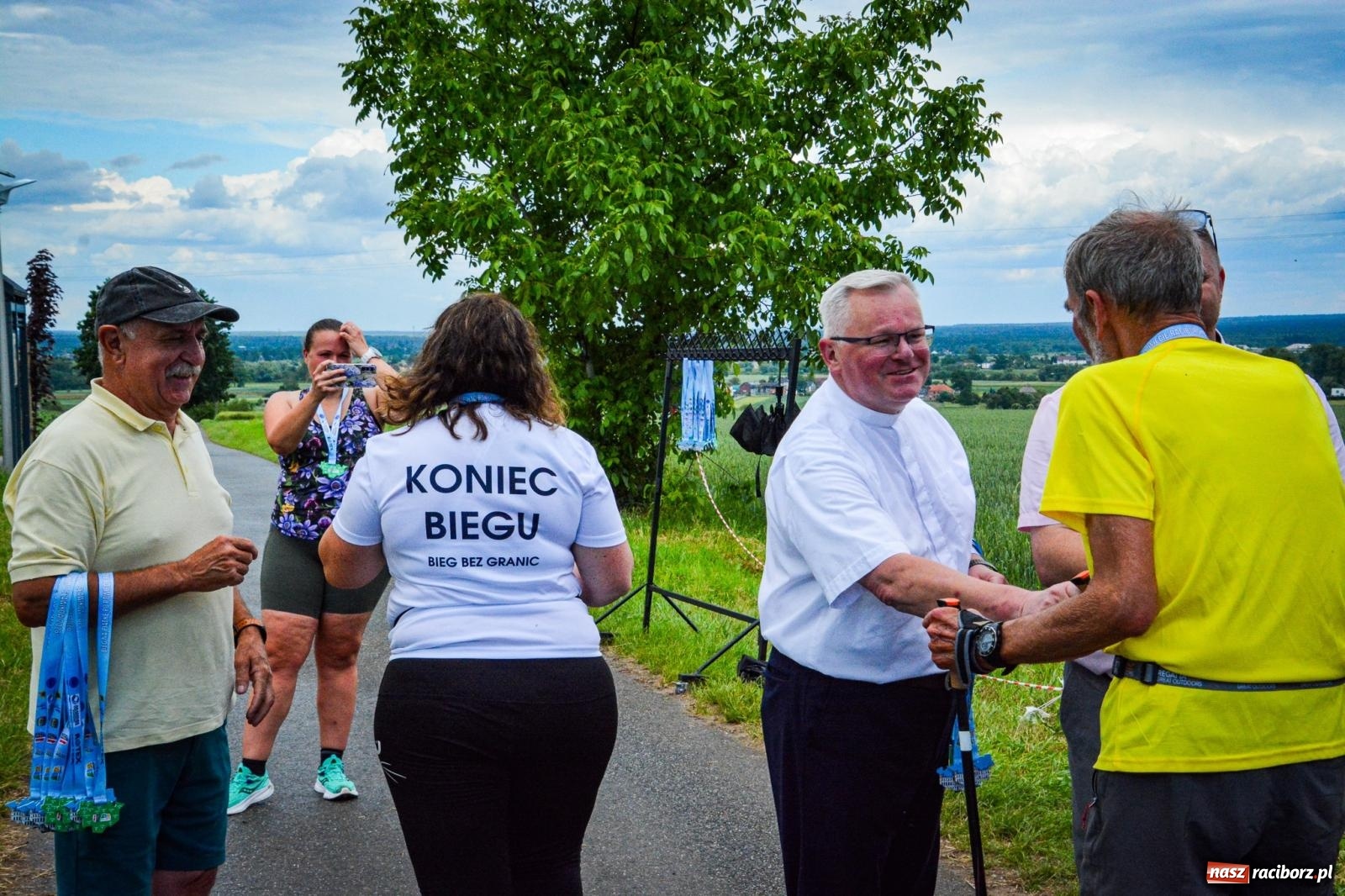 Zdjęcie w galerii na portalu naszraciborz.pl: Piątka wokół ruin. W Sławikowie zainagurowano cykl ośmiu biegów w powiecie raciborskim wiadomości z regionu