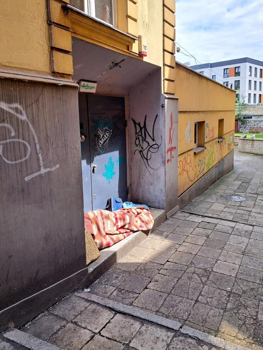 Zdjęcie w galerii na portalu naszraciborz.pl: Smród, burdy i sypialnia pod chmurką na zapleczu Kina Bałtyk. Radni domagają się pilnej interwencji służb miejskich wiadomości z regionu