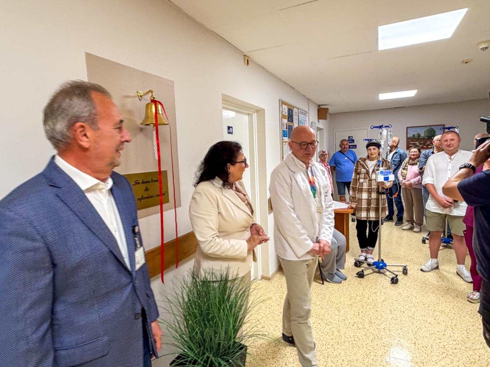 Zdjęcie w galerii na portalu naszraciborz.pl: Dźwięk, który daje nadzieję. Dzwon Zwycięstwa rozbrzmiał na oddziale chemioterapii w Raciborzu wiadomości z regionu
